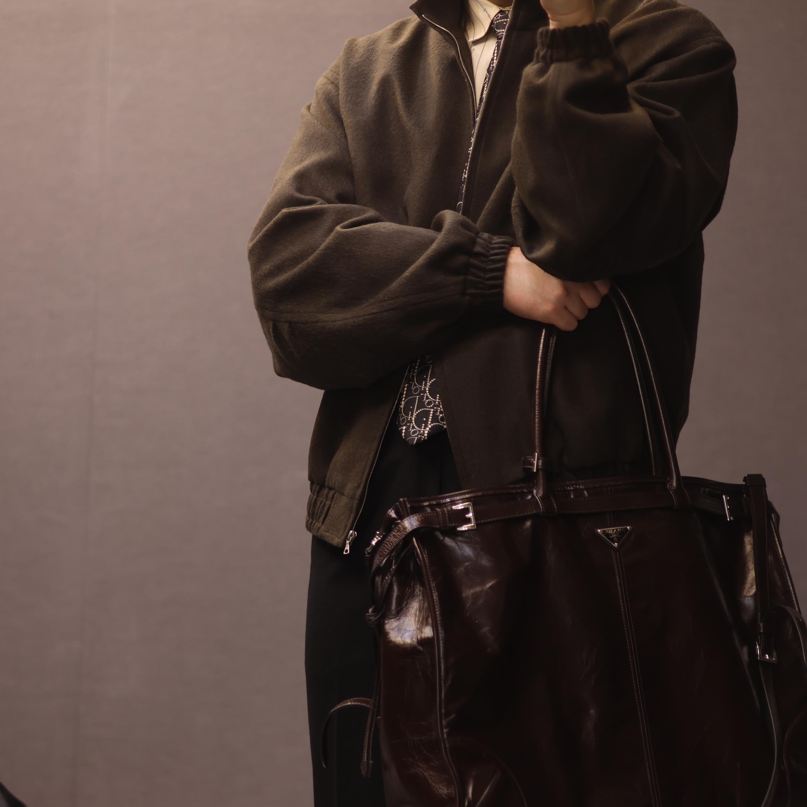 Auralee Baby Camel Flannel Zip Blouson Dark Brown, Jacquemus La Chemise Simon Logo Pinstripe Shirt Jacquard Beige Logo Stripe 착용 스타일 - 4