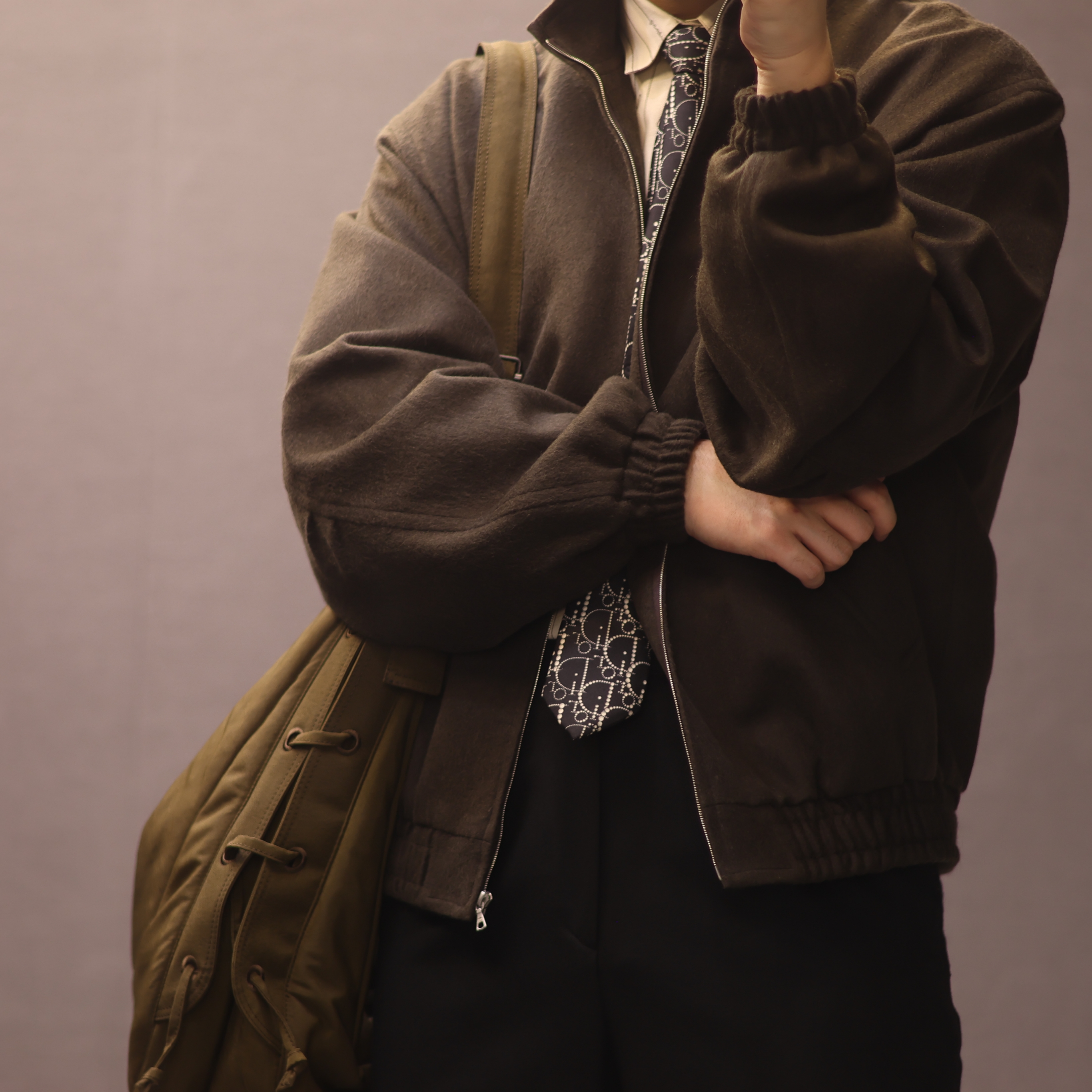 Auralee Baby Camel Flannel Zip Blouson Dark Brown, Jacquemus La Chemise Simon Logo Pinstripe Shirt Jacquard Beige Logo Stripe 착용 스타일 - 2