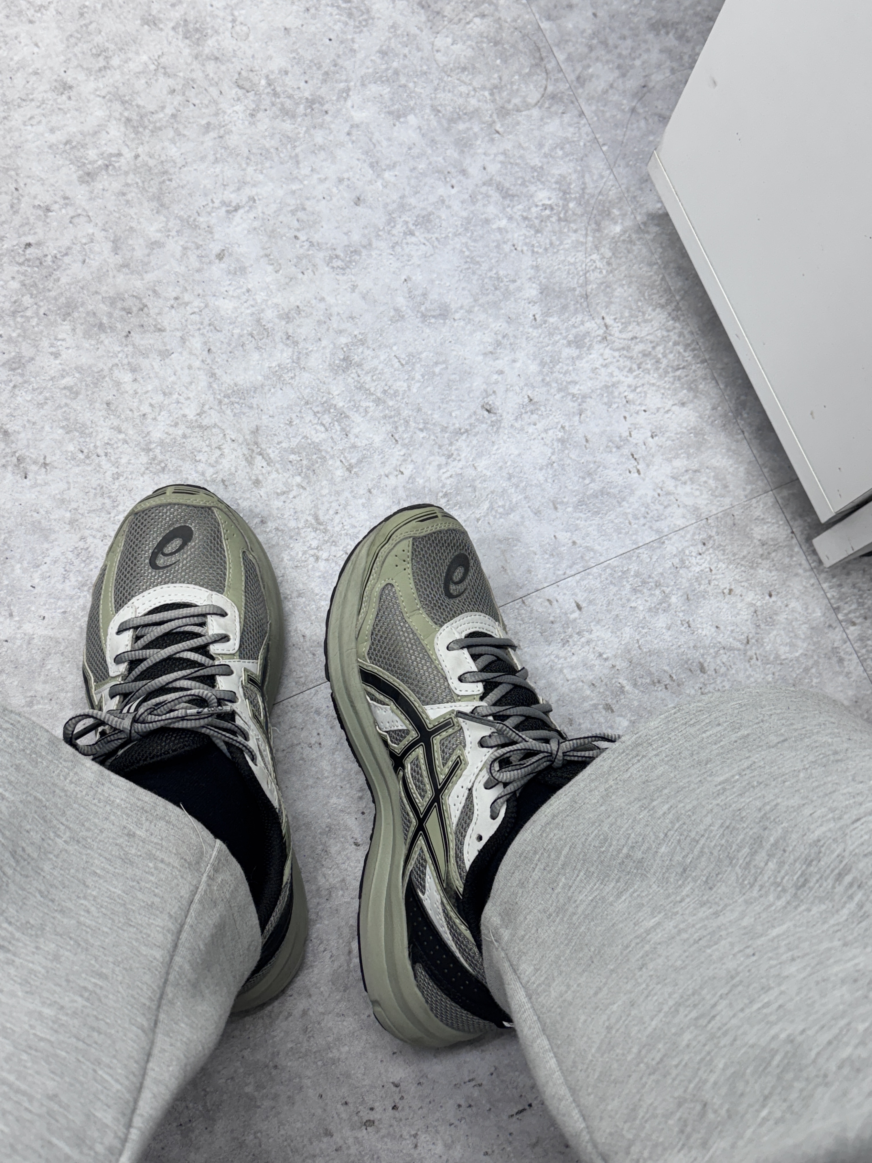 Asics Jog 100 S Sheet Rock - 2E Wide 착용 스타일