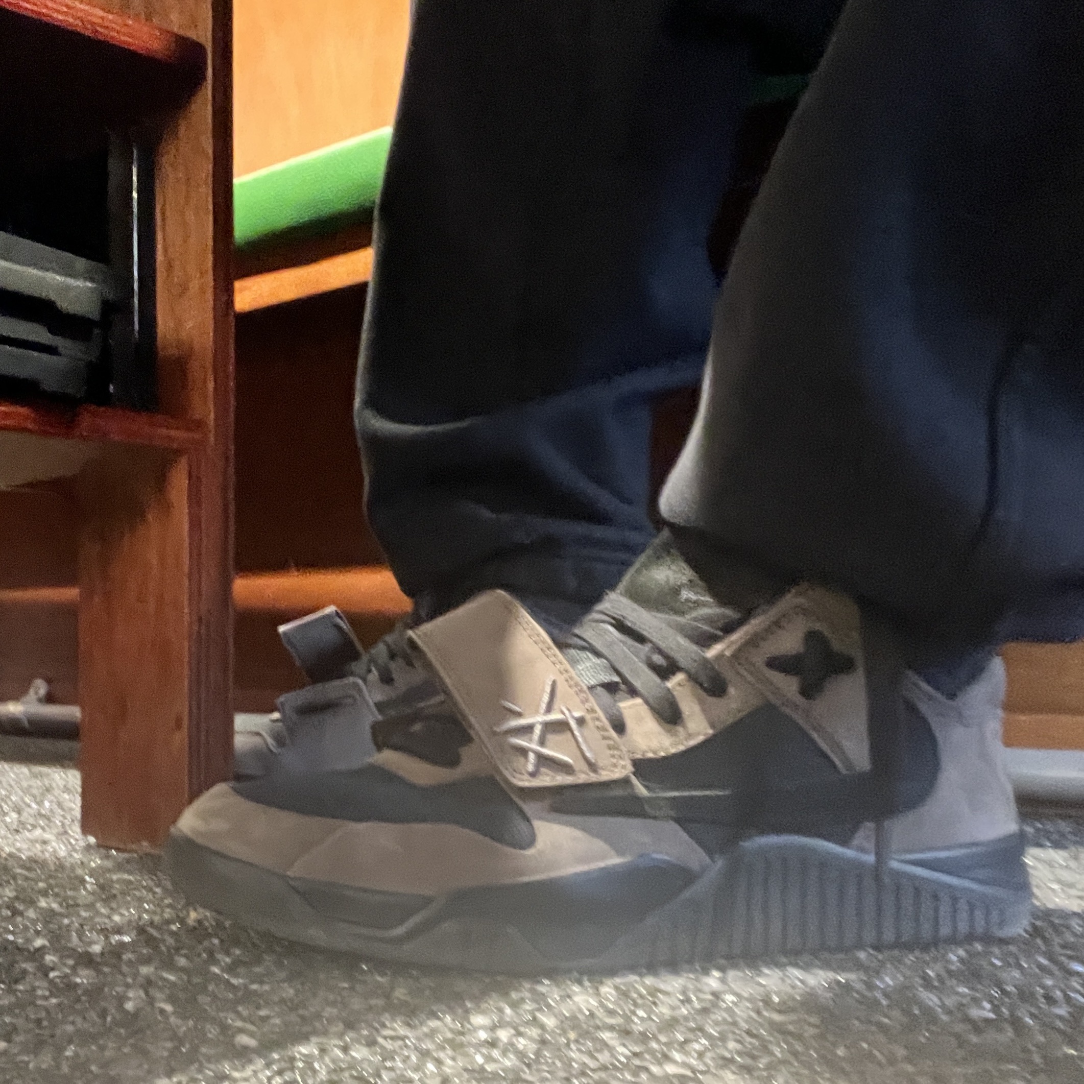 Jordan x Travis Scott Jumpman Jack TR Black and Dark Mocha, Nike x Stussy Reversible Jacket Black (FJ9153-010) 착용 스타일 - 4