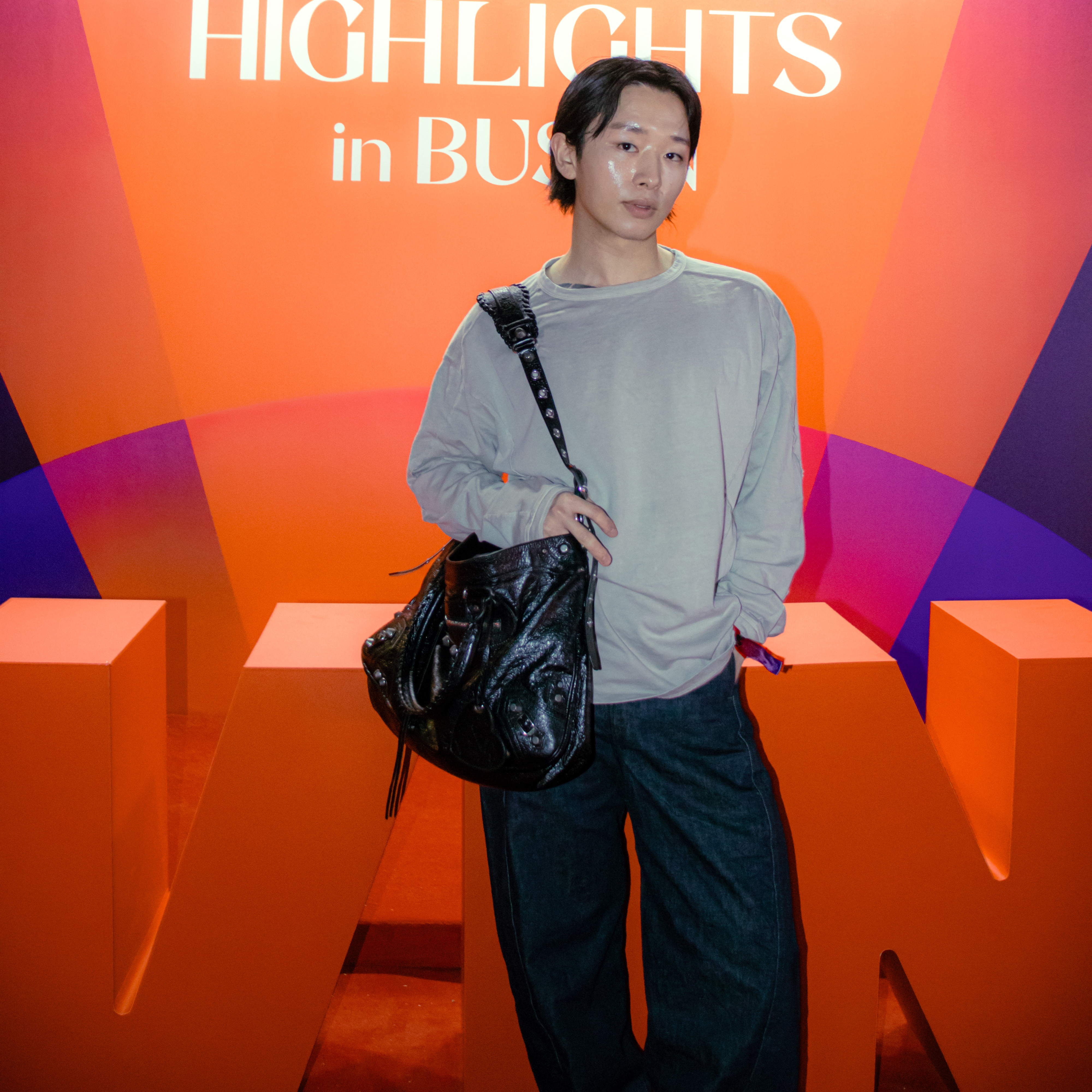 Lemaire Twisted Belted Pants Denim Indigo, Balenciaga Neo Cagole XL Plus Used Effect Tote Bag White 착용 스타일 - 1