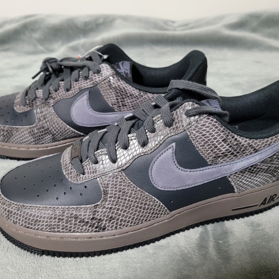 Nike Air Force 1 Low Snakeskin Off Noir Light Carbon 착용 스타일