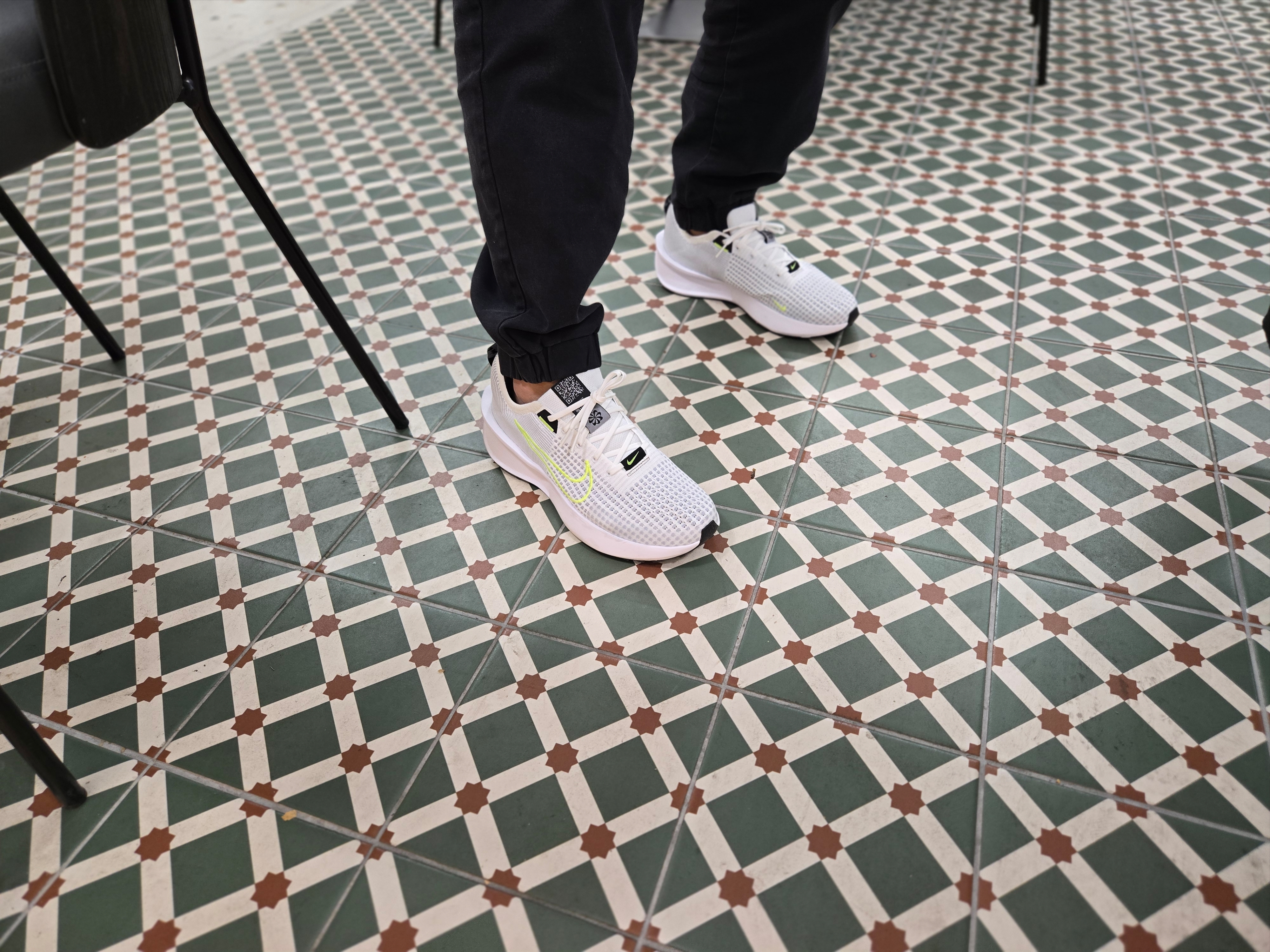 Nike Interact Run White Volt 착용 스타일