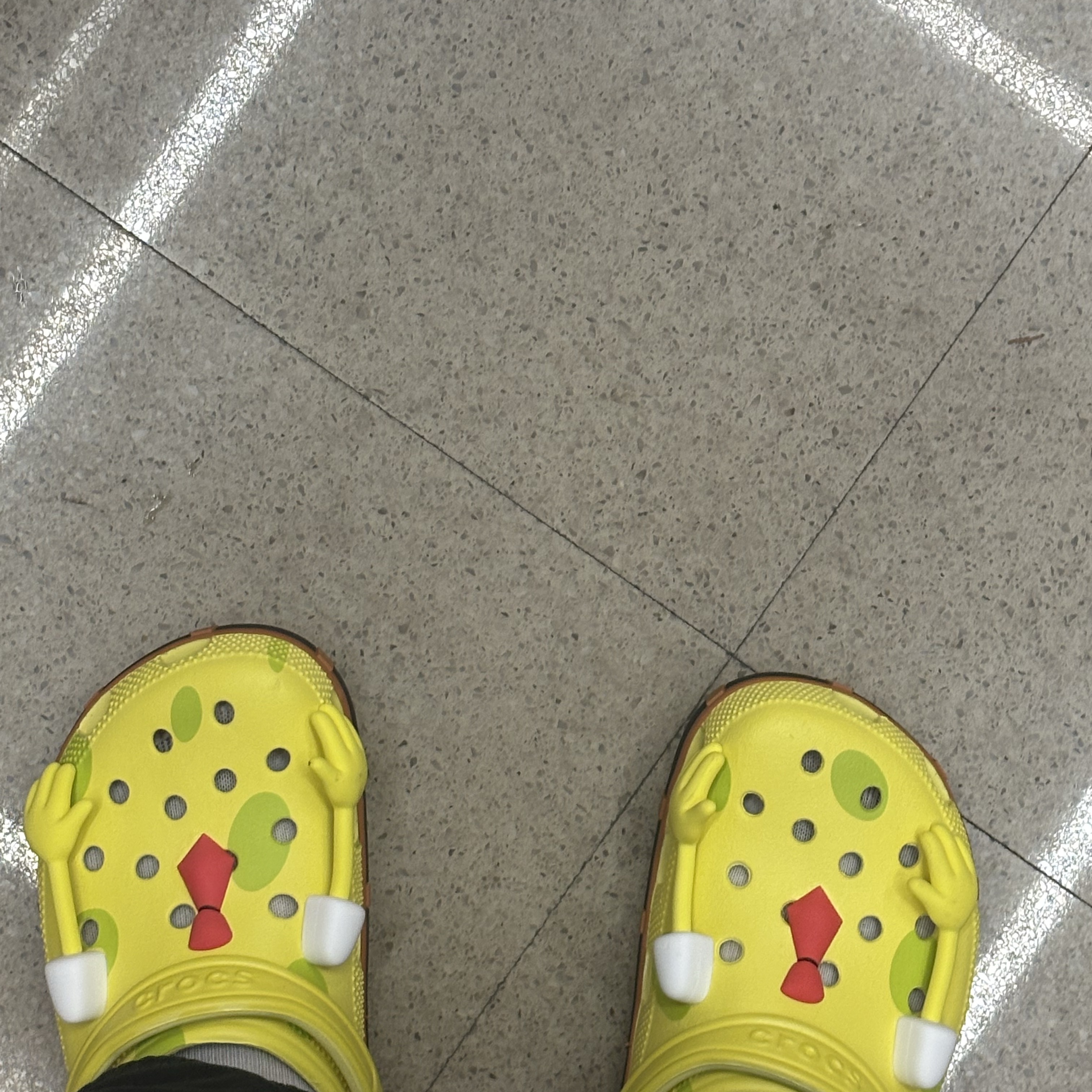 Crocs x Spongebob Classic Clog Banana 착용 스타일