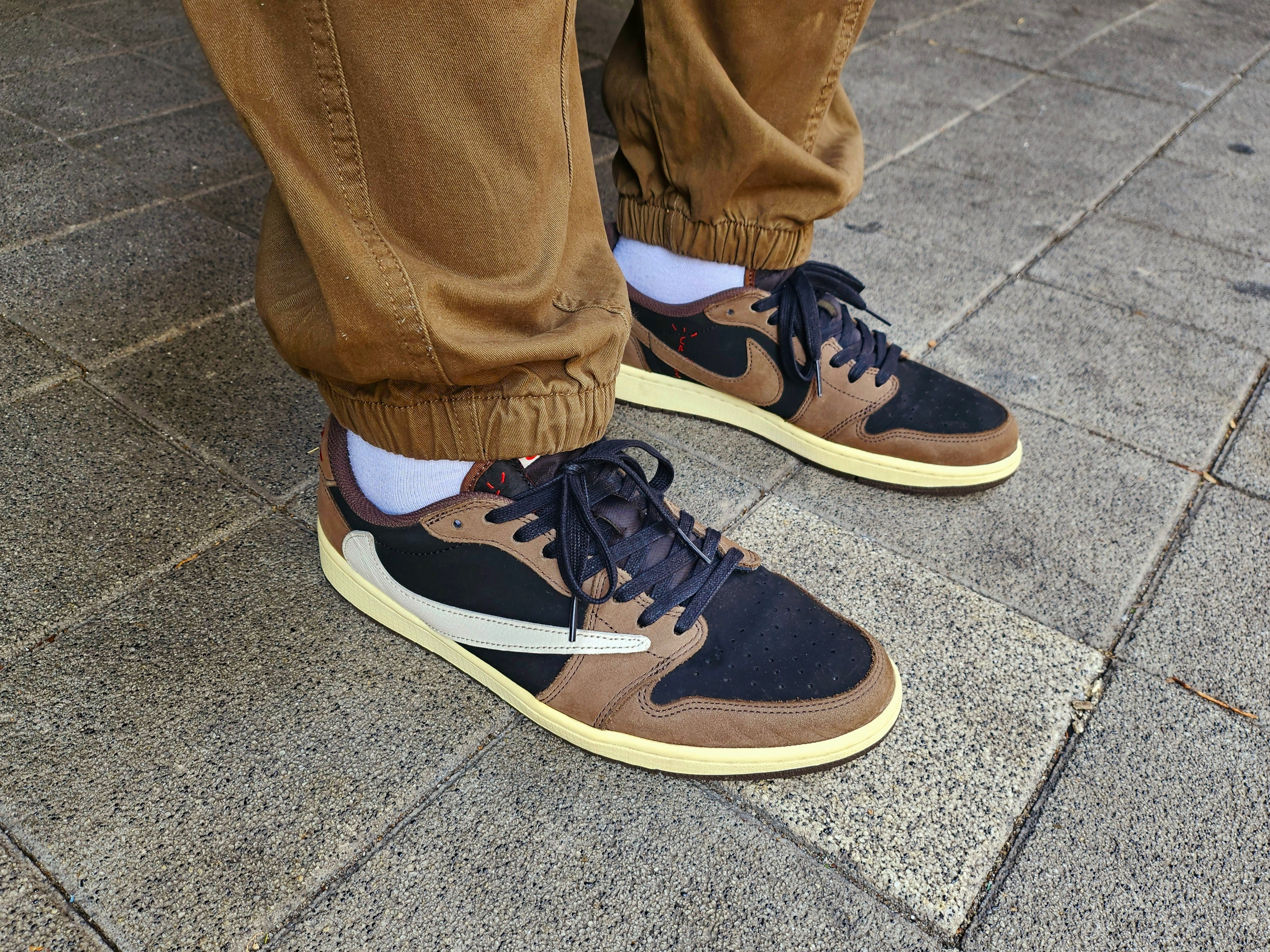 Jordan 1 x Travis Scott Retro Low OG SP Mocha 착용 스타일 - 1