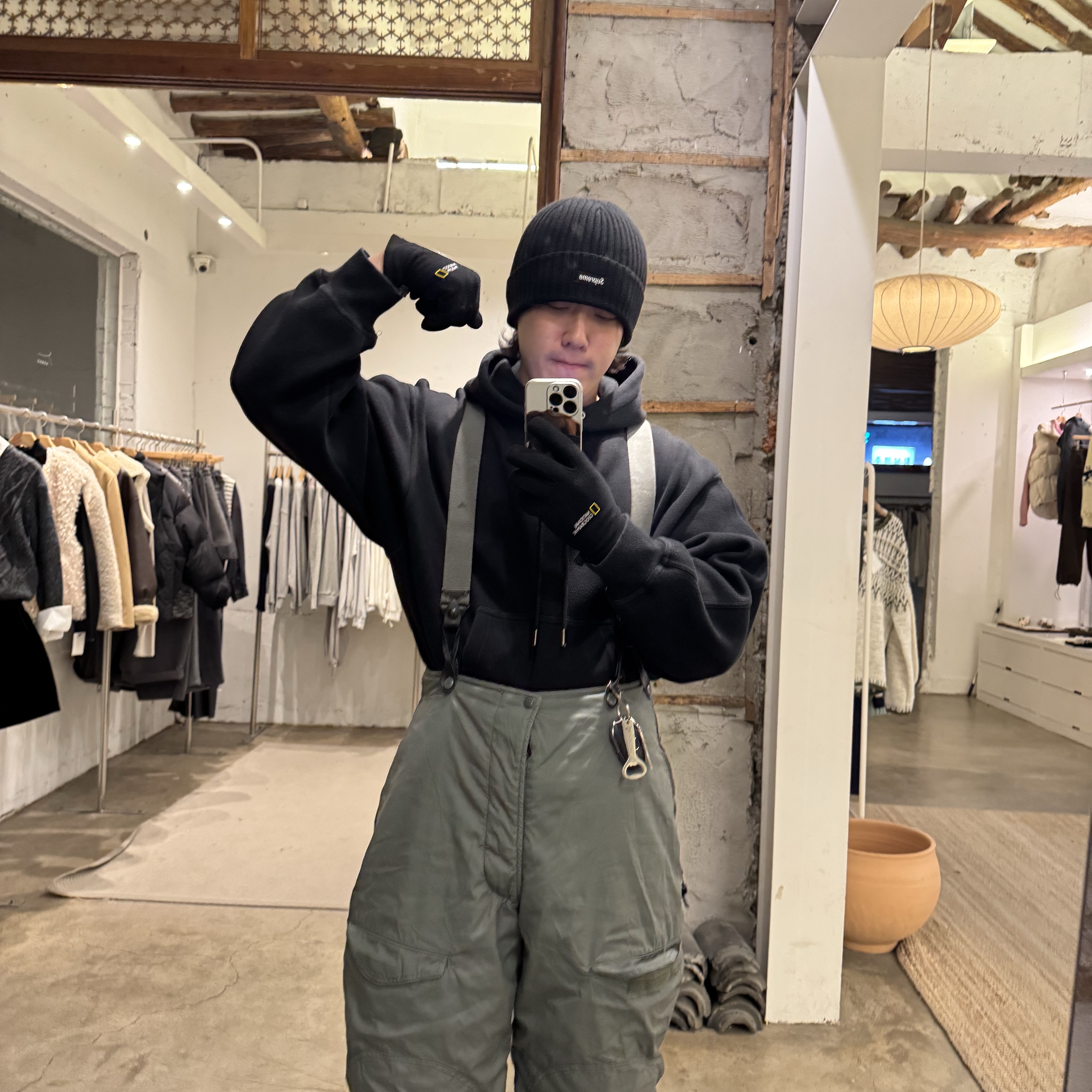 Supreme Bottle Opener Keychain Silver - 24FW, Supreme Overdyed Beanie Black 착용 스타일 - 3