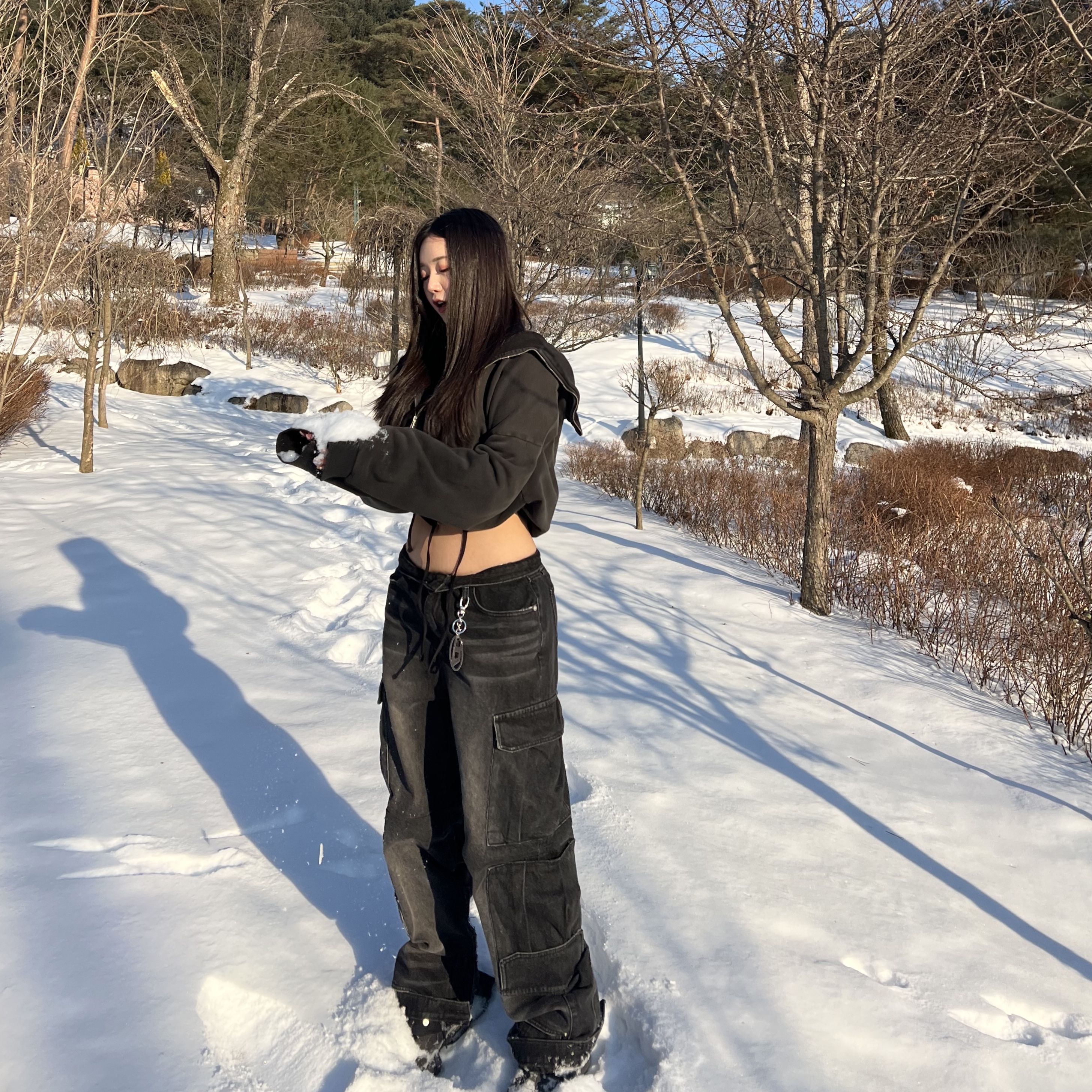 Entire Studios Women Cropped Full Zip Washed Black - 24FW, Surgery Cargo Double Jeans Black Denim 착용 스타일 - 4