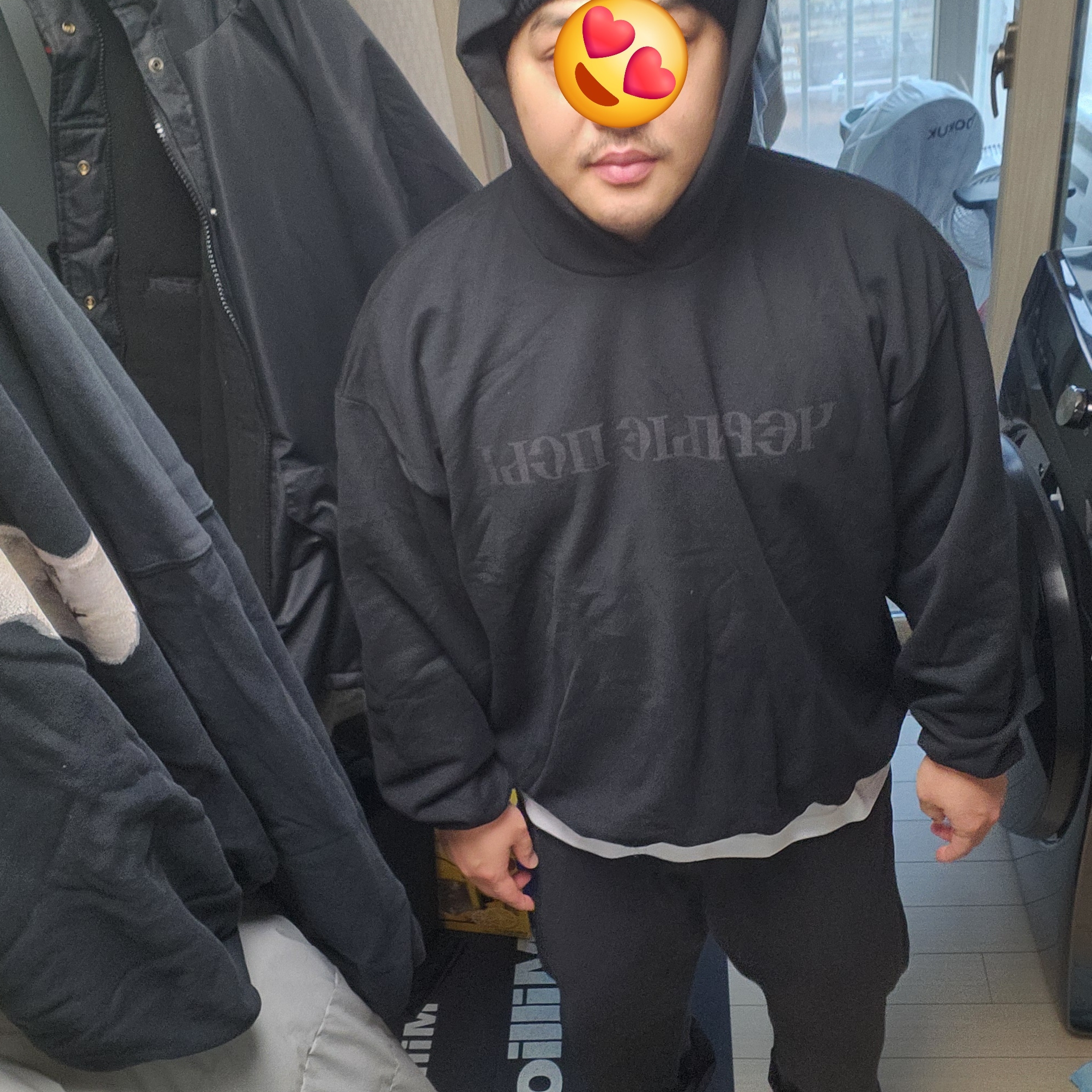 Yeezy x Gosha Rubchinskiy YZY Black Dogs Hoodie Black, Yeezy Gap Engineered By Balenciaga Sateen Cargo Pants Black 착용 스타일 - 1
