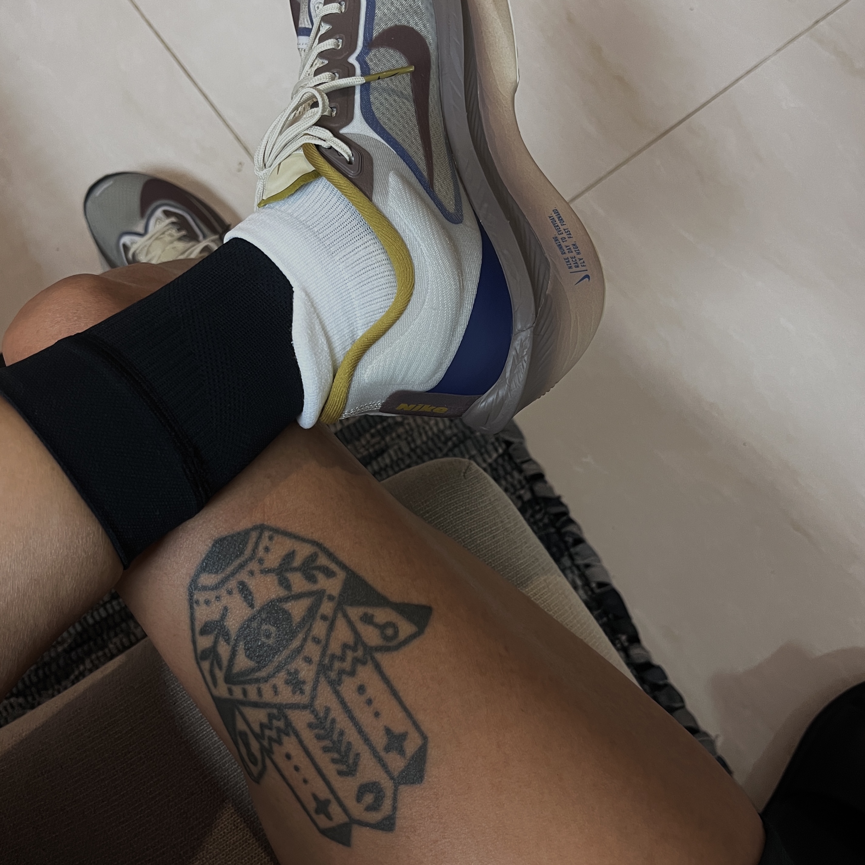 Nike Zoom Fly 6 PRM Light Bone Cave Stone 착용 스타일 - 2