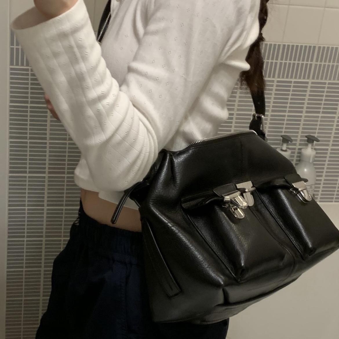 Lemaire Glossy Vegetable Leather Medium Gear Bag Espresso 착용 스타일