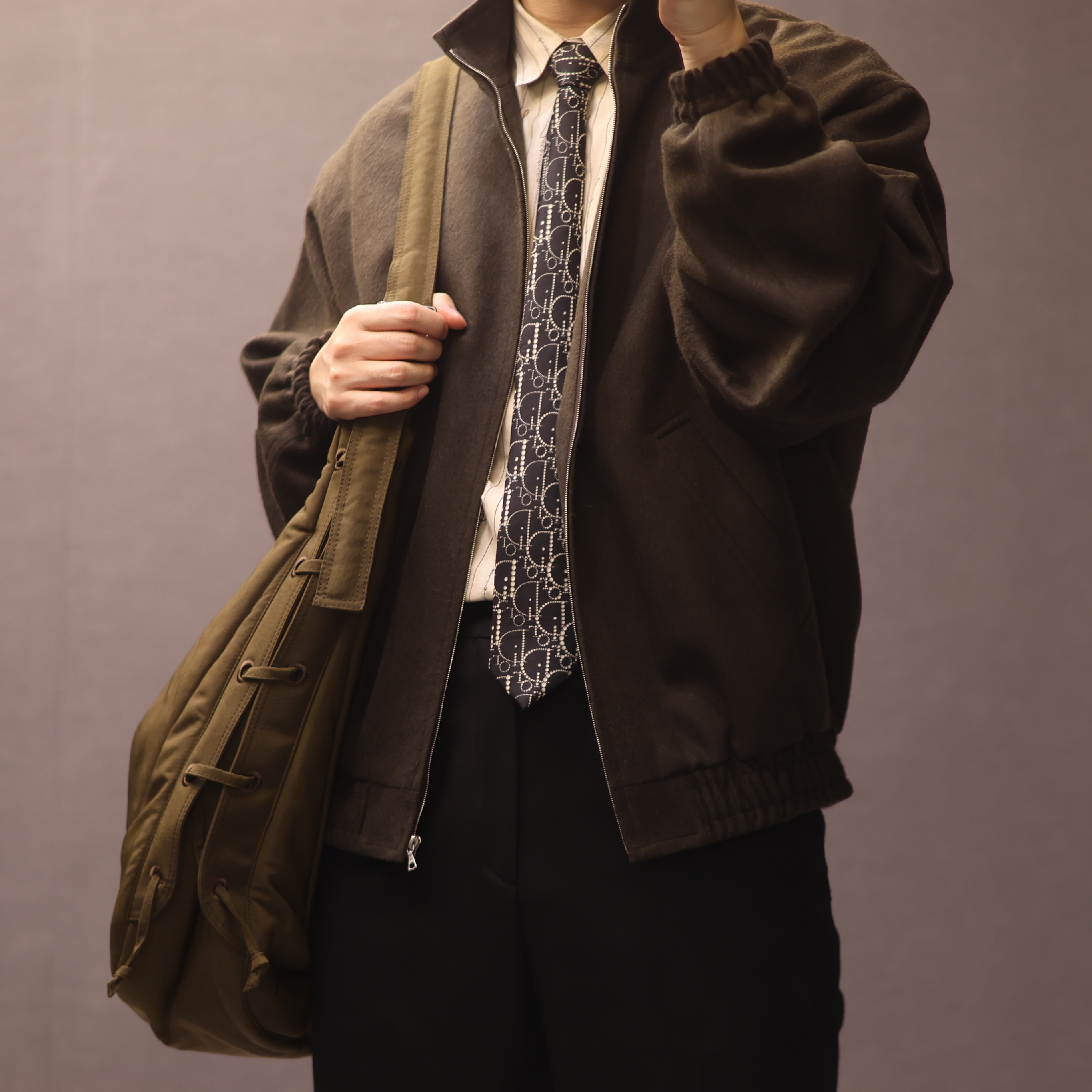 Auralee Baby Camel Flannel Zip Blouson Dark Brown, Jacquemus La Chemise Simon Logo Pinstripe Shirt Jacquard Beige Logo Stripe 착용 스타일 - 1