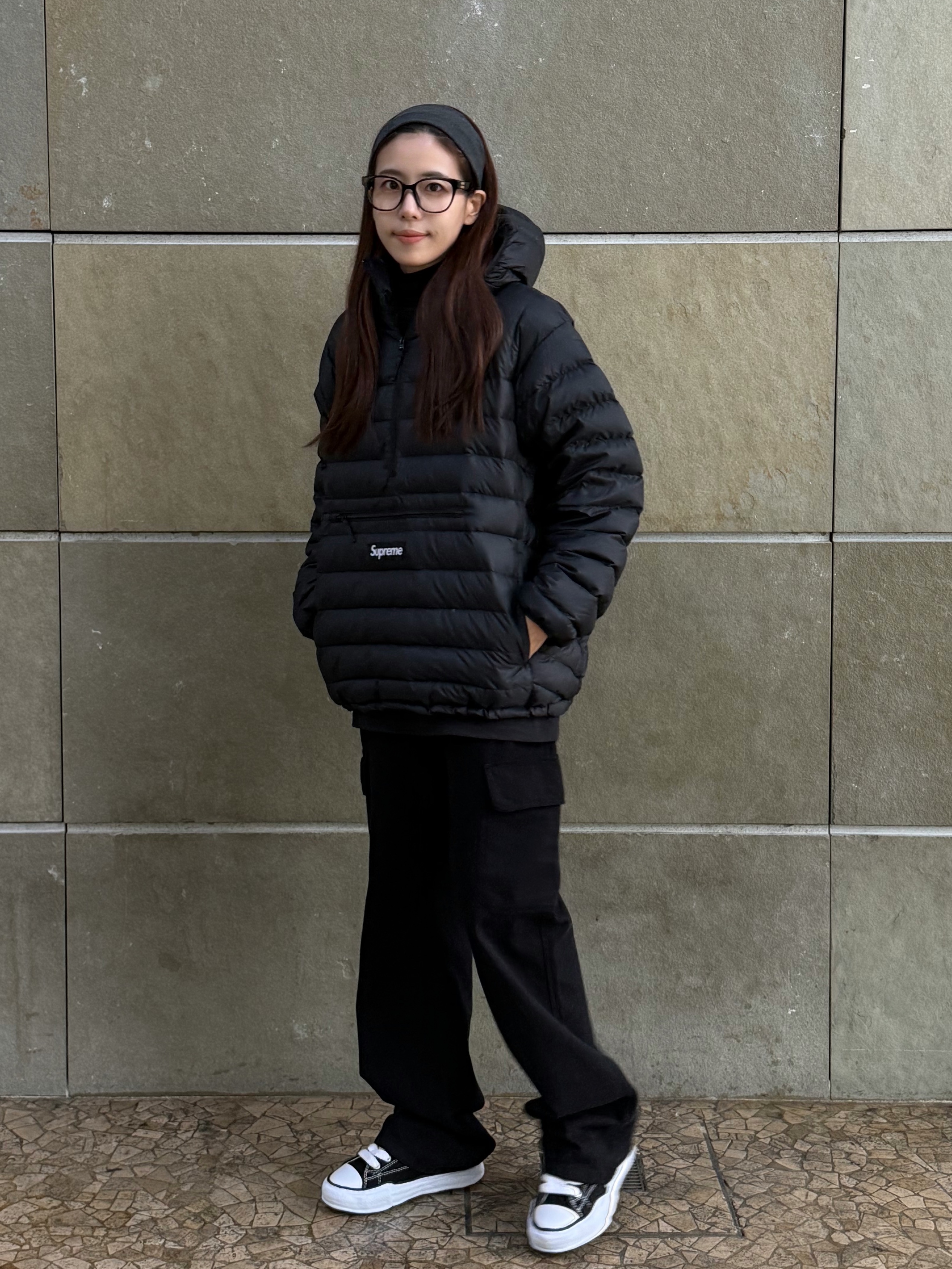 Supreme Micro Down Half Zip Hooded Pullover Black - 24FW, Supreme Grinch T-Shirt Black - 24FW 착용 스타일 - 3