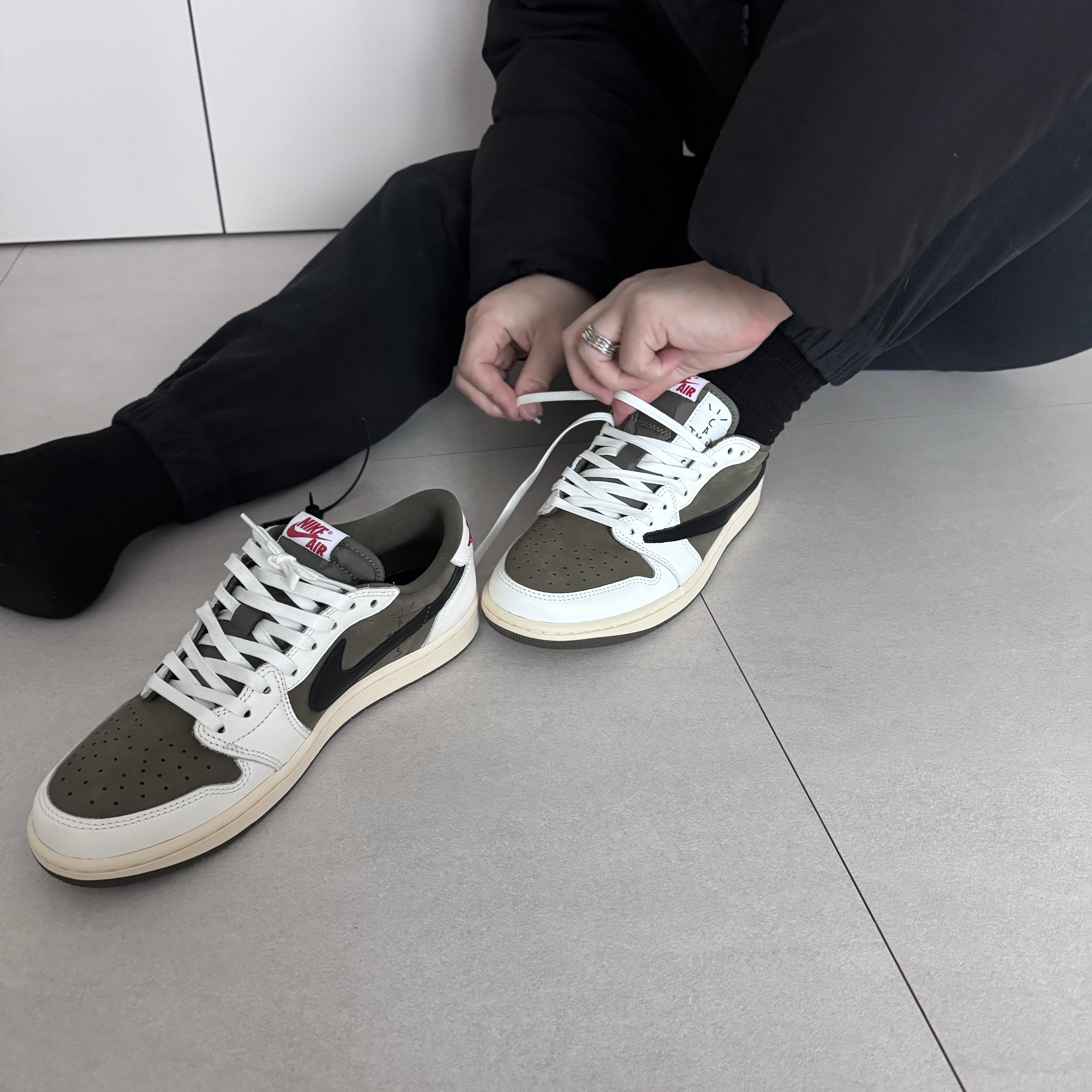 Jordan 1 x Travis Scott Retro Low OG SP Reverse Olive 착용 스타일