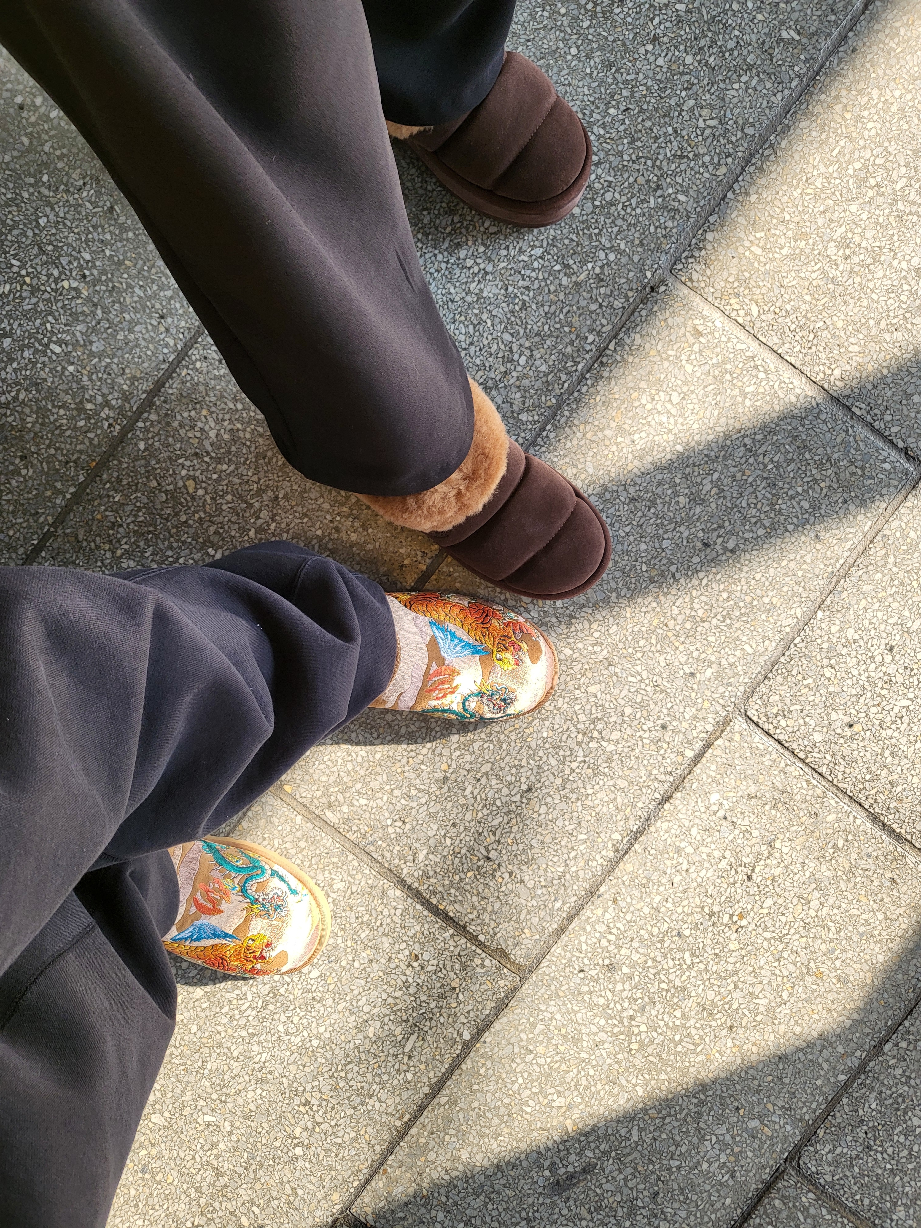 UGG x Palace Ultra Mini Boot Chestnut Camo, (W) UGG Tazzlita Hardwood 착용 스타일