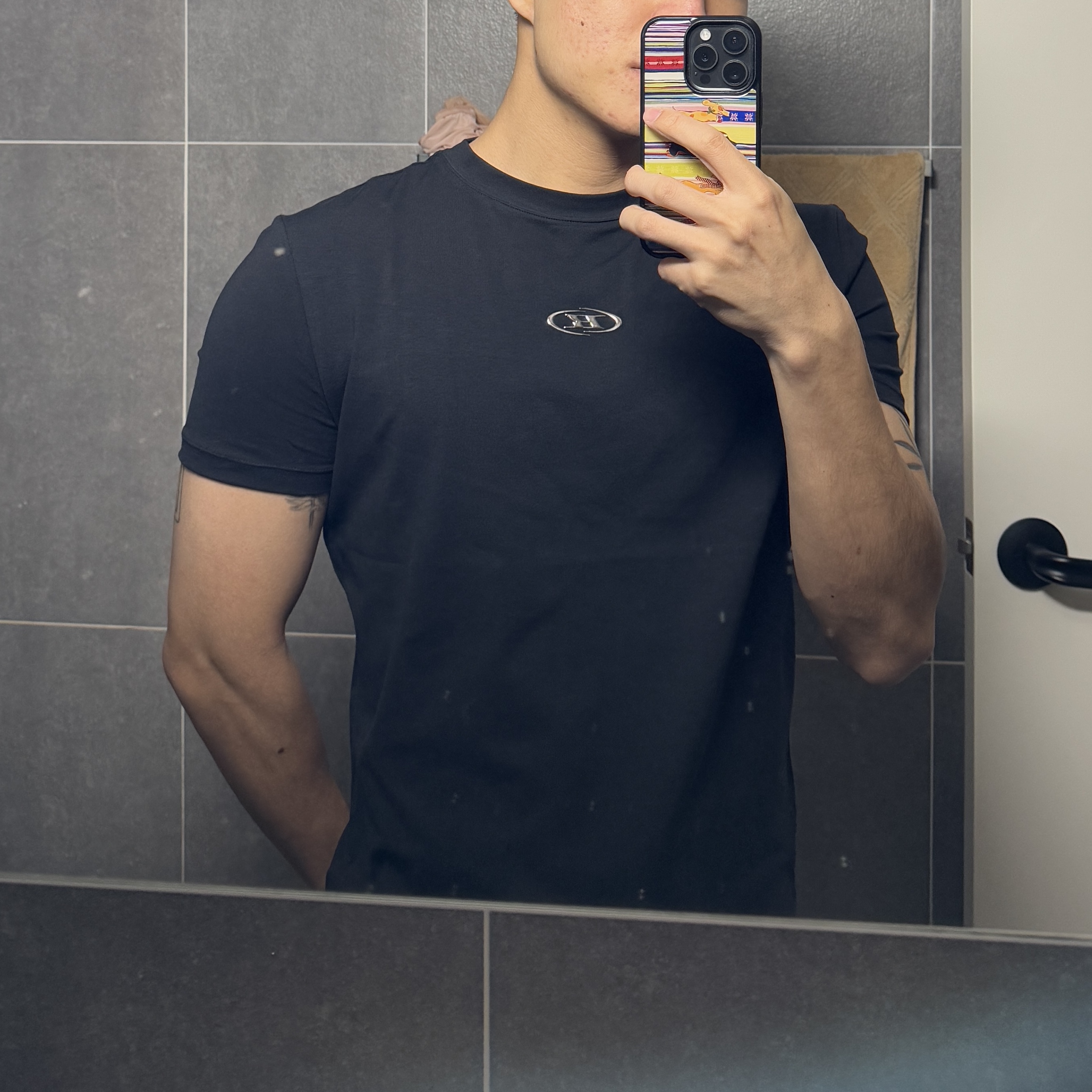 BORN TO WIN Silver B Logo Muscle Fit T-Shirts Black 착용 스타일