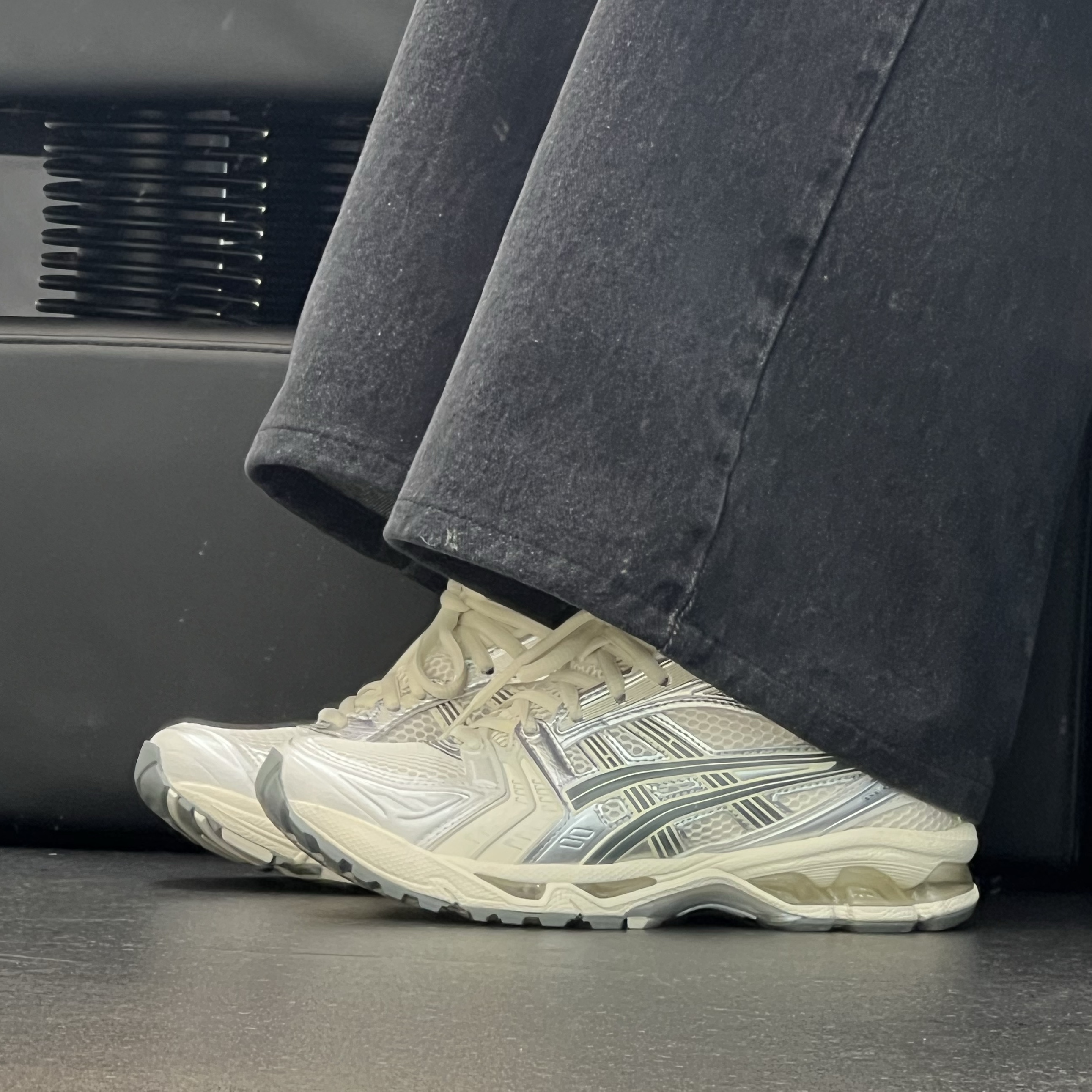 Asics Gel-Kayano 14 Birch Dark Pewter 착용 스타일 - 2