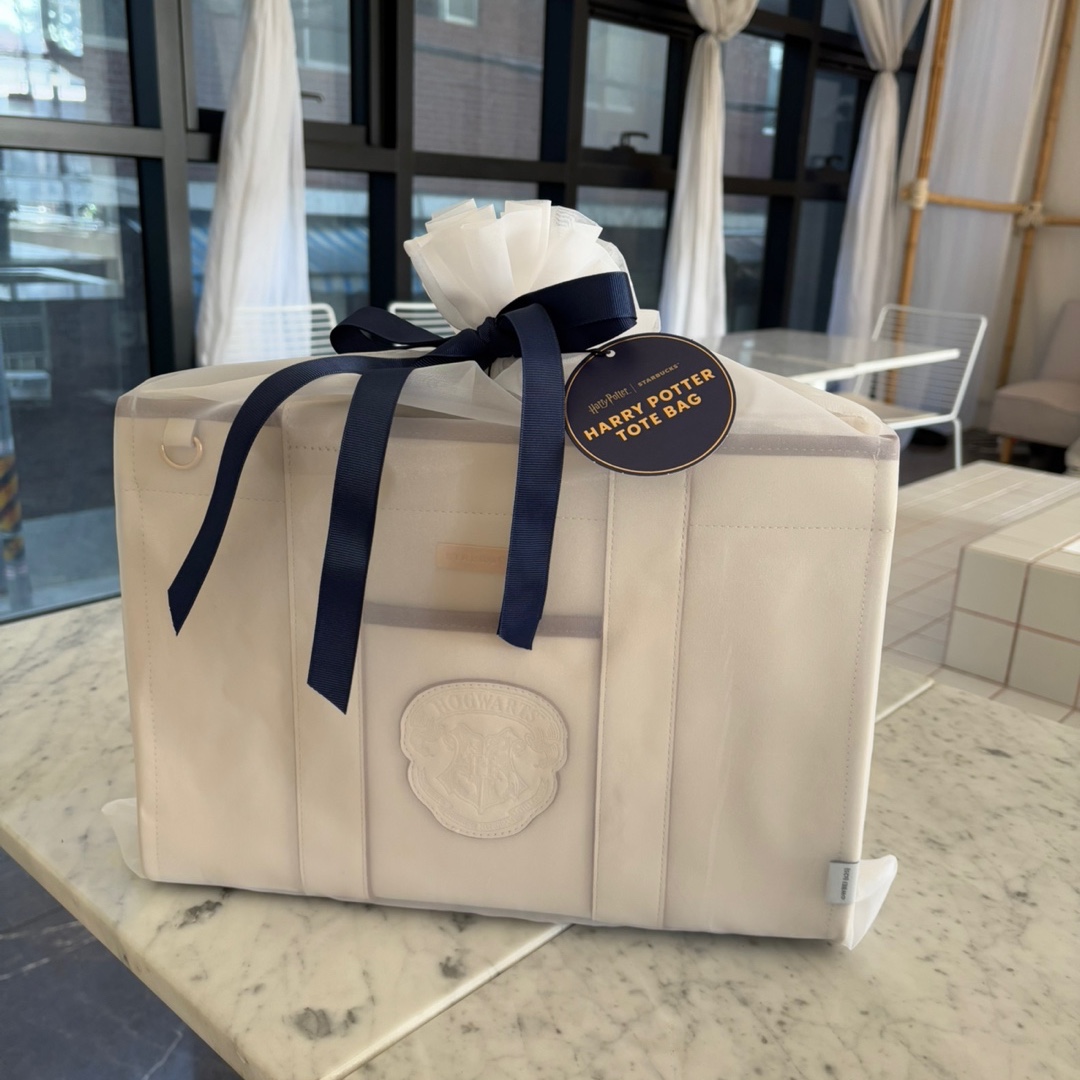 Starbucks x Harry Potter Tote Bag White (With 4 Charms) 착용 스타일