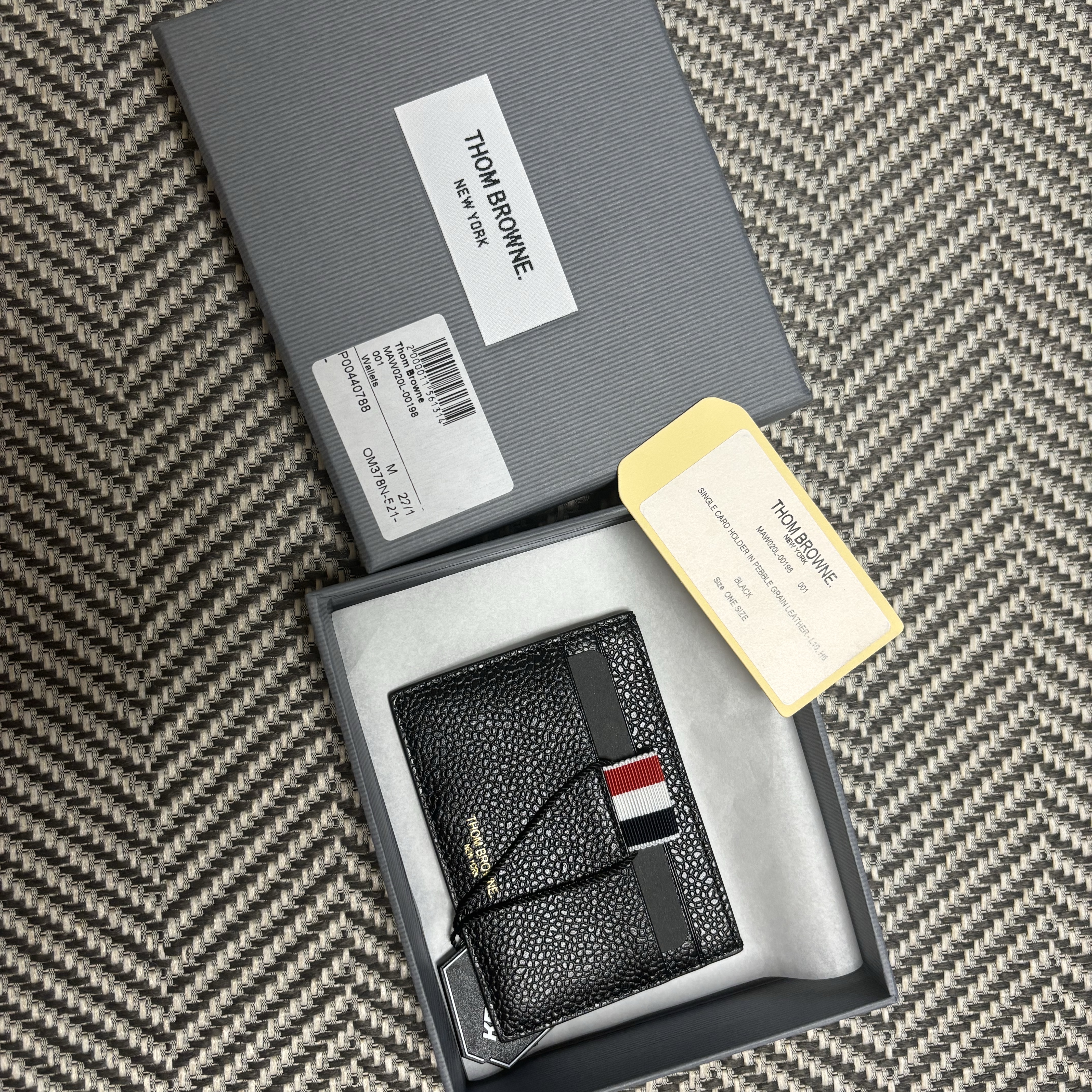 Thom Browne Pebble Grain Leather Stripe Single Card Holder Black 착용 스타일