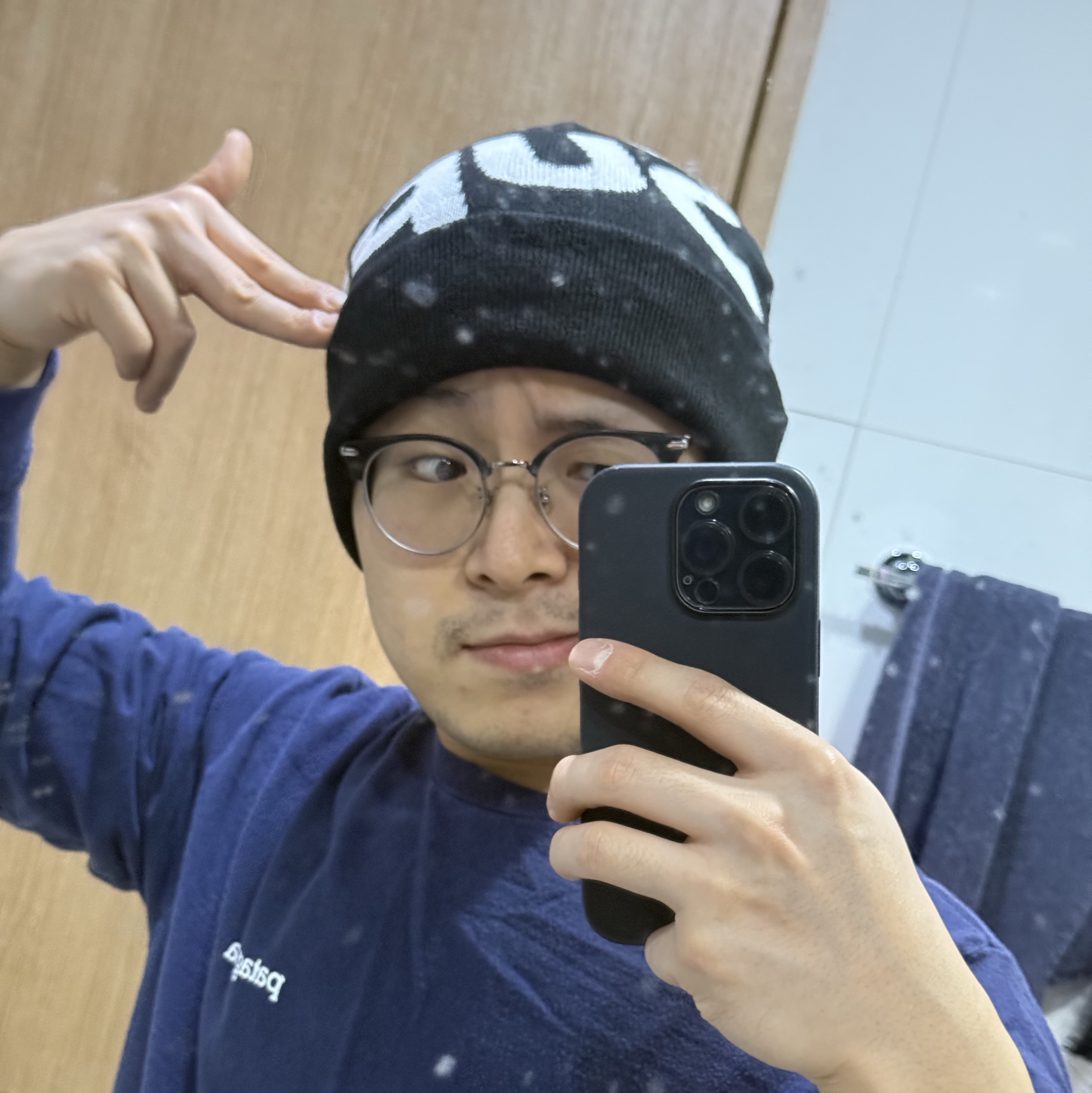 Supreme Big Logo Beanie Black 착용 스타일 - 4