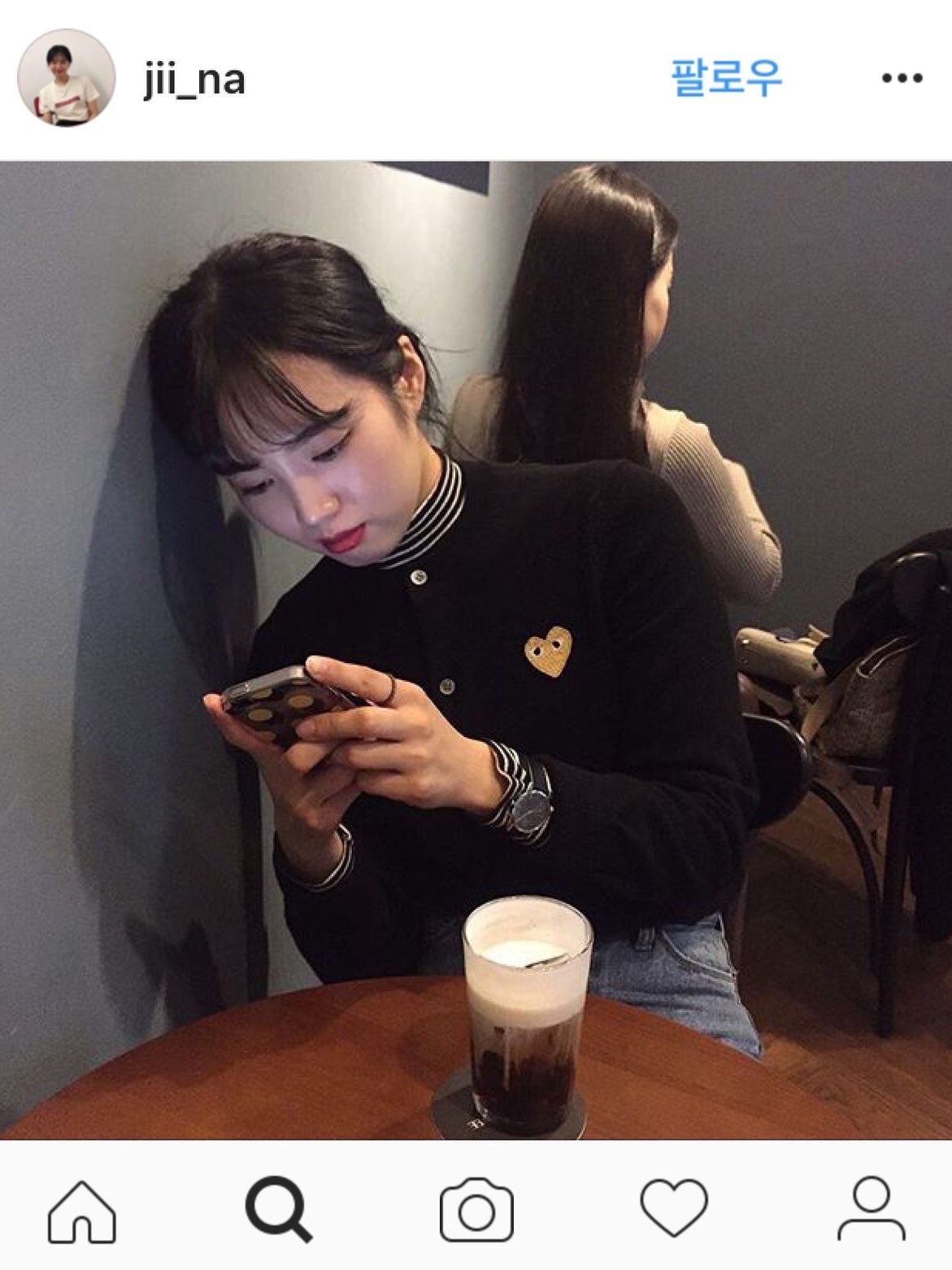 Play Comme des Garcons Red Heart Knit Cardigan Black, Play Comme des Garcons Black Heart Knit Cardigan Beige 착용 스타일 - 4