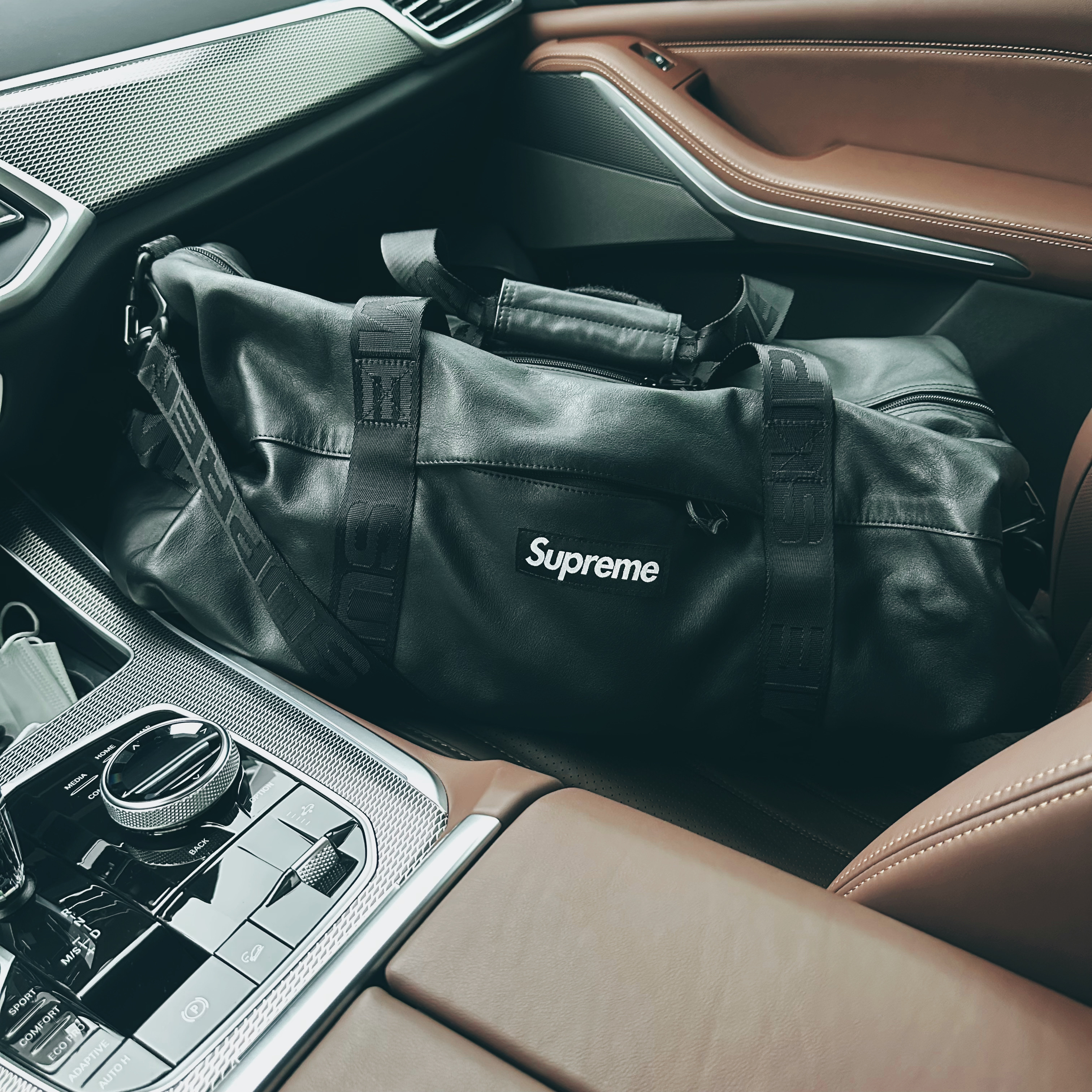 Supreme Leather Duffle Bag Black 착용 스타일