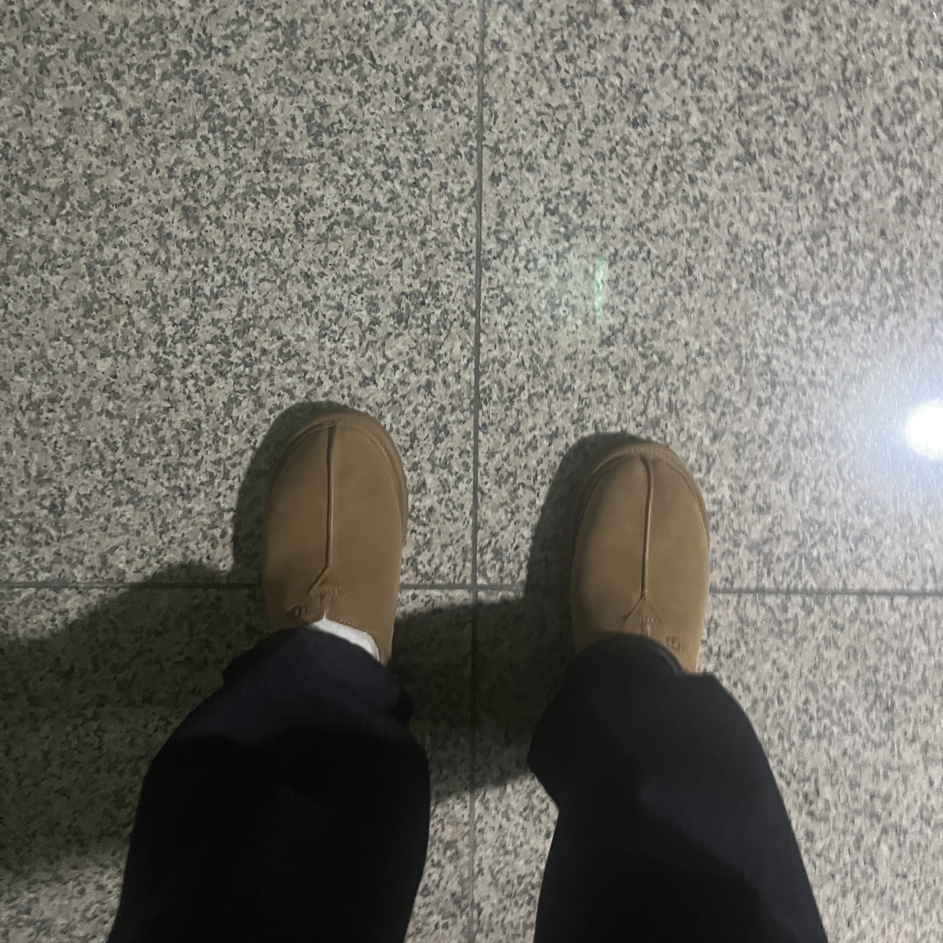 UGG Neuman Chestnut 착용 스타일