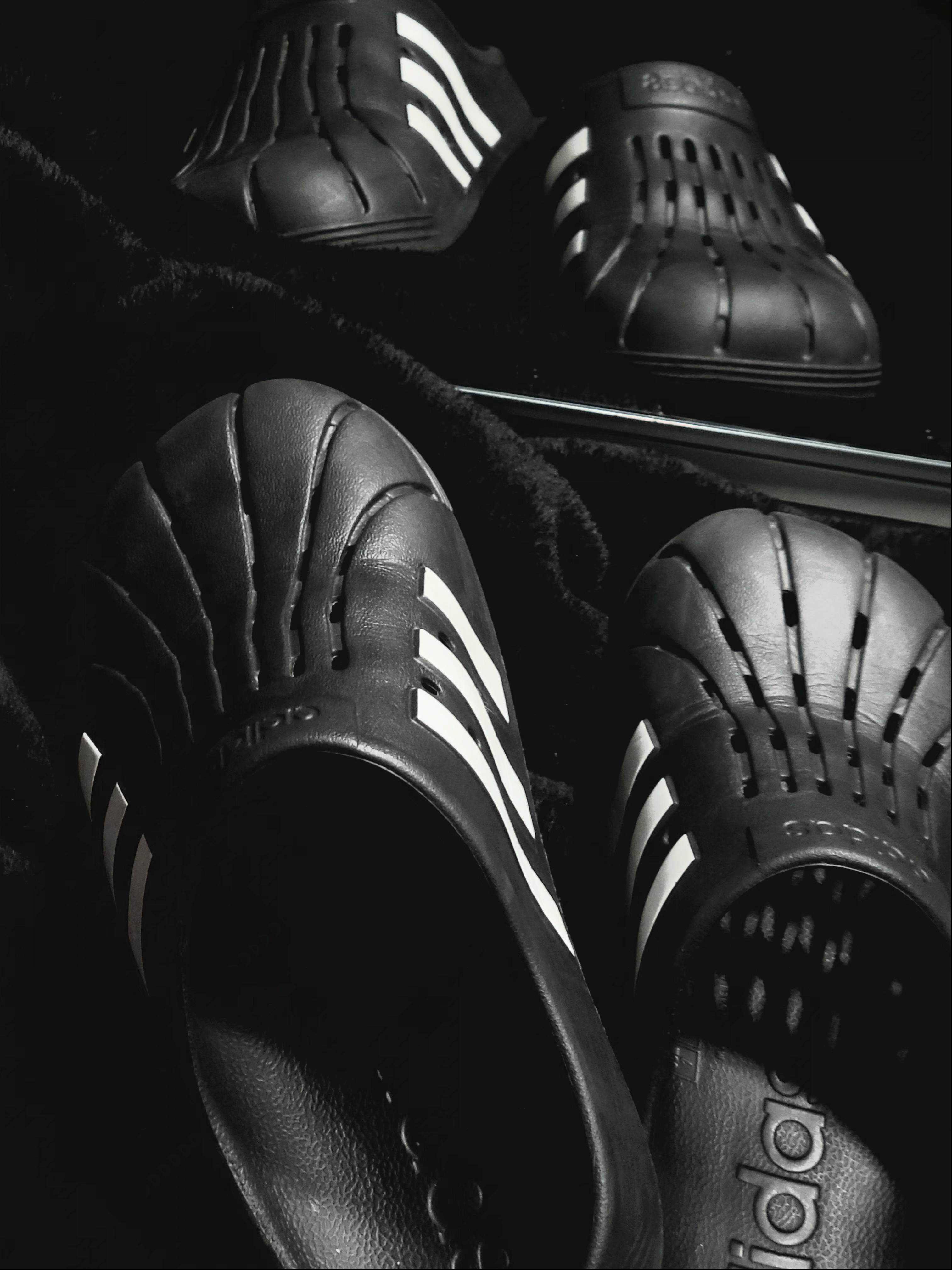 Adidas Adilette Clog Black White 착용 스타일