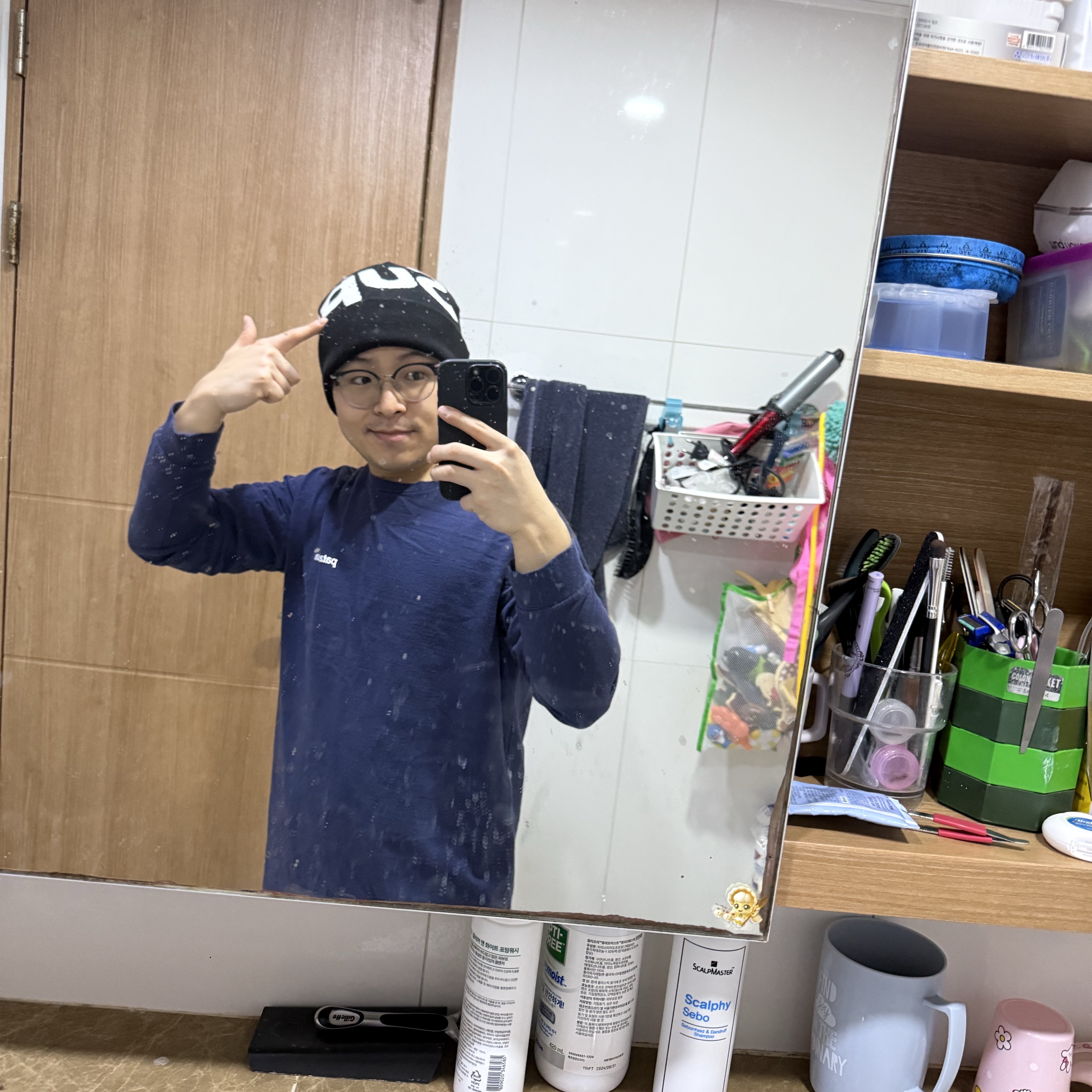 Supreme Big Logo Beanie Black 착용 스타일 - 3