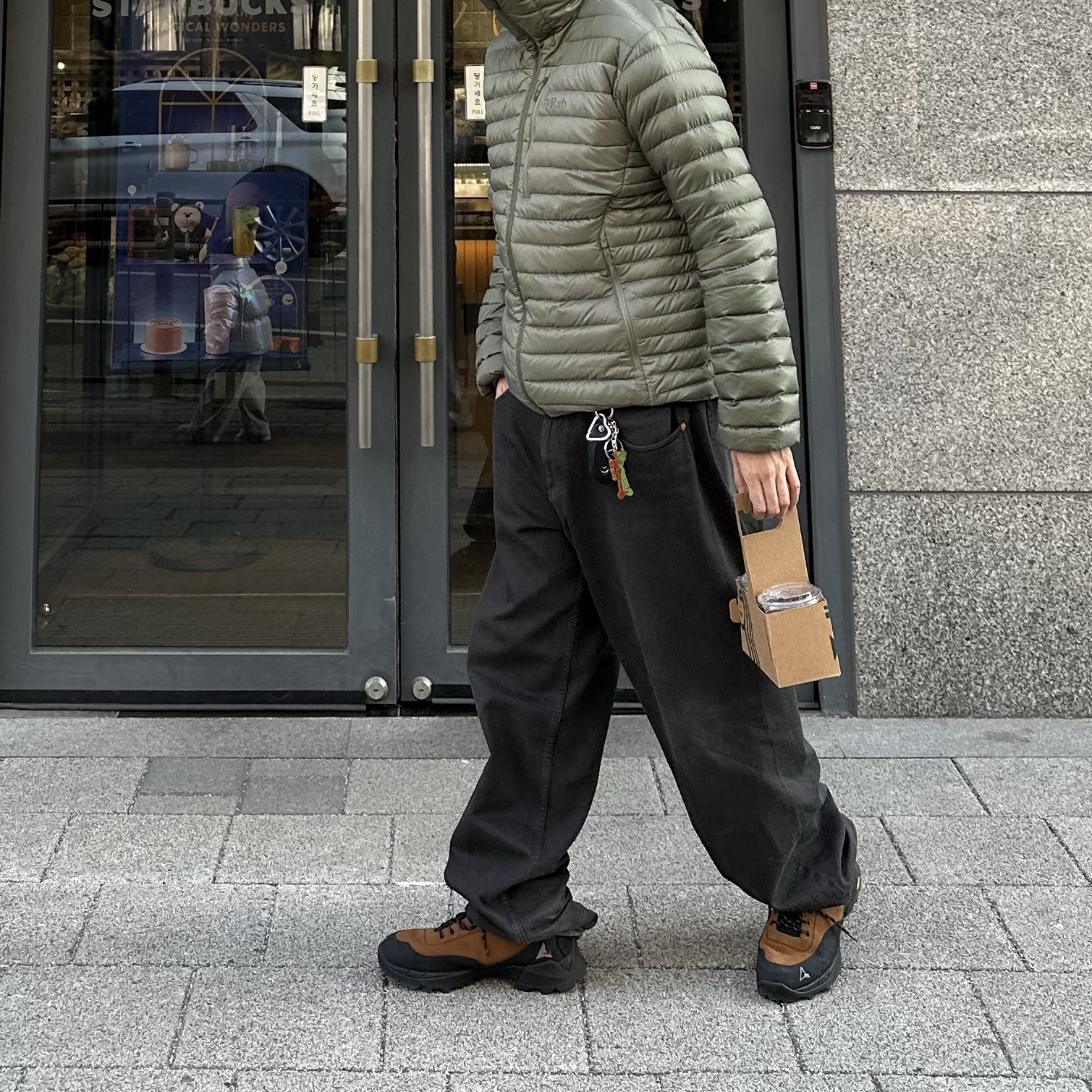Roa Hiking Neal Brown Black, Rab Microlight Alpine Jacket Light Khaki 착용 스타일 - 4