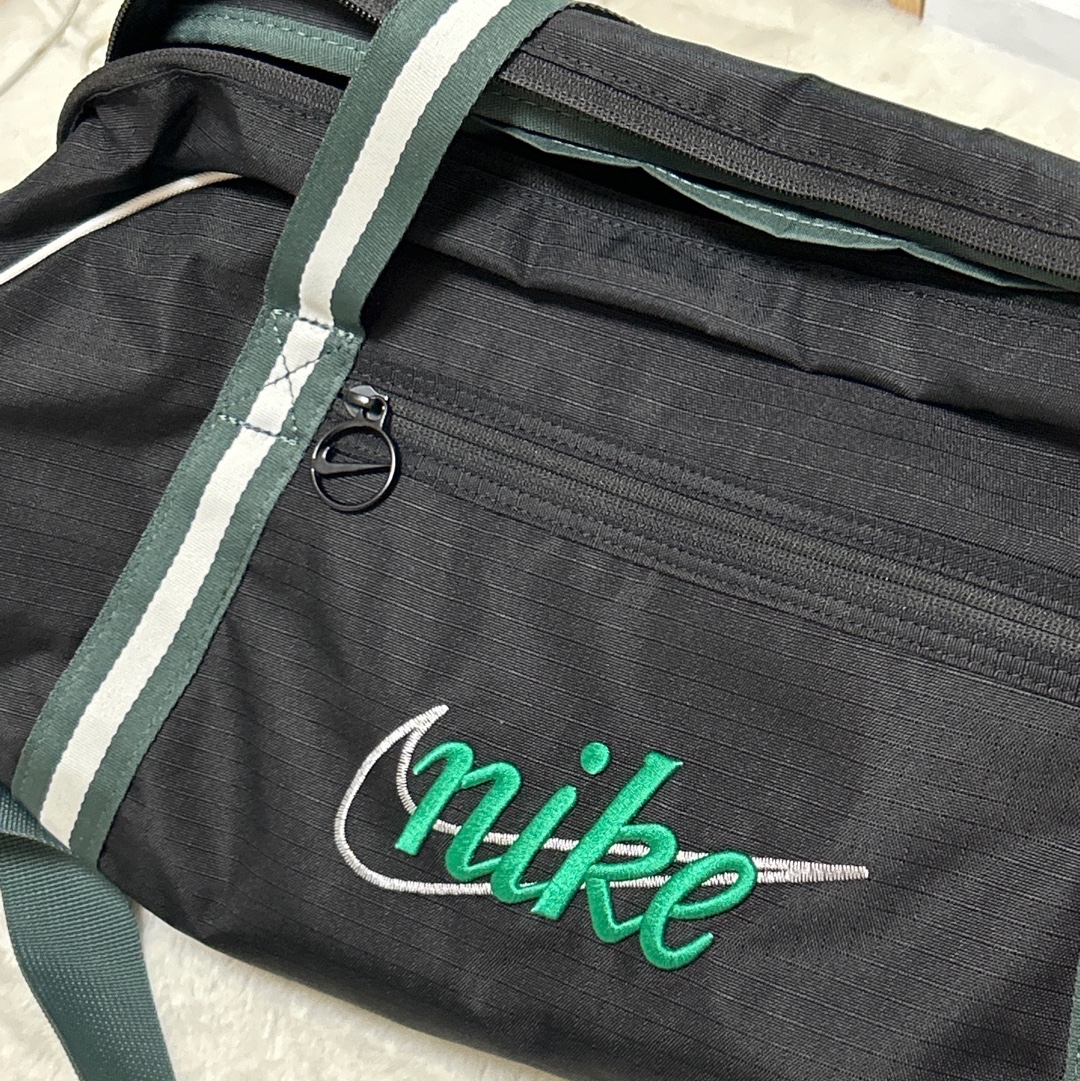 Nike Gym Club Training Bag 24L Black Vintage Green 착용 스타일 - 1
