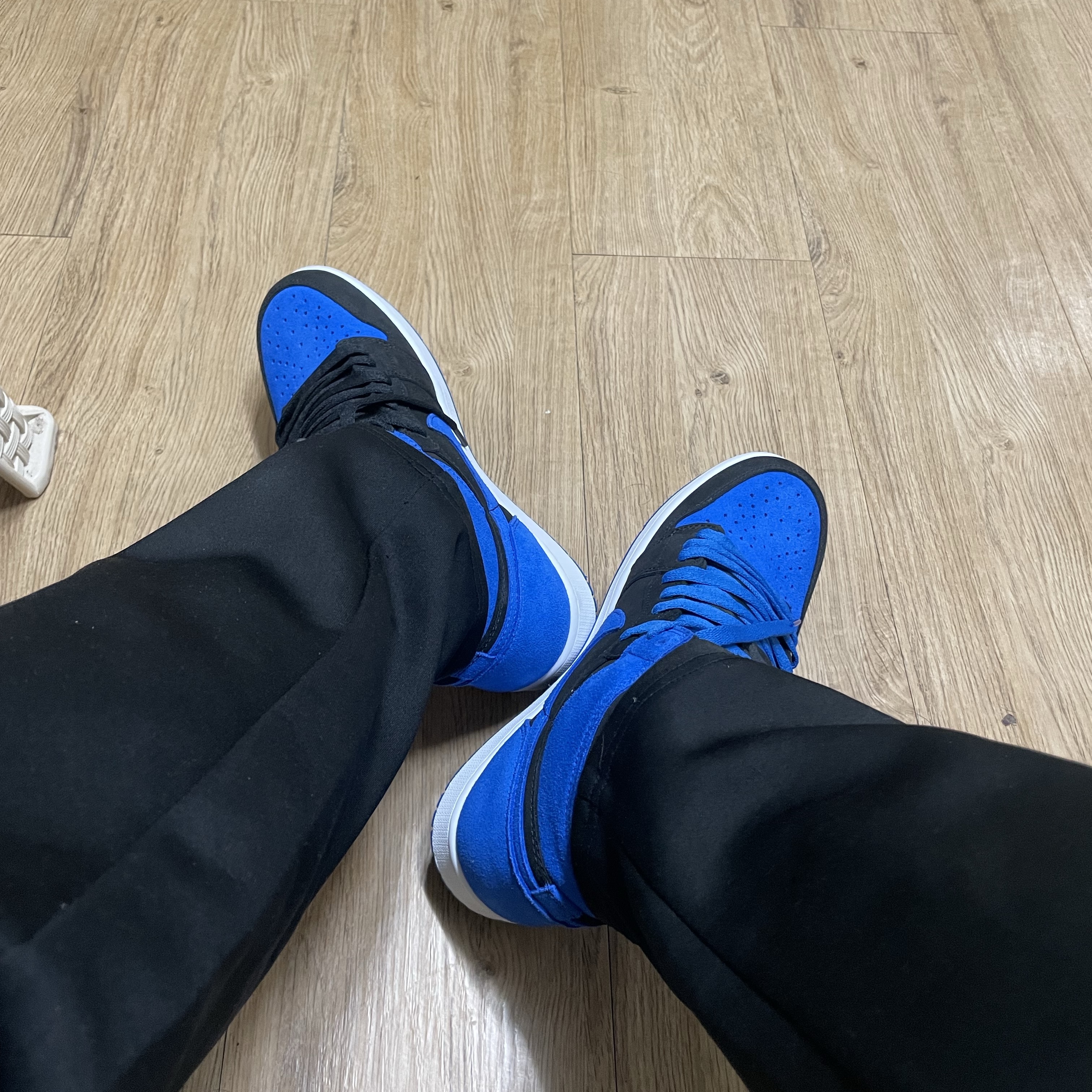 Jordan 1 Retro High OG Royal Reimagined 착용 스타일 - 3