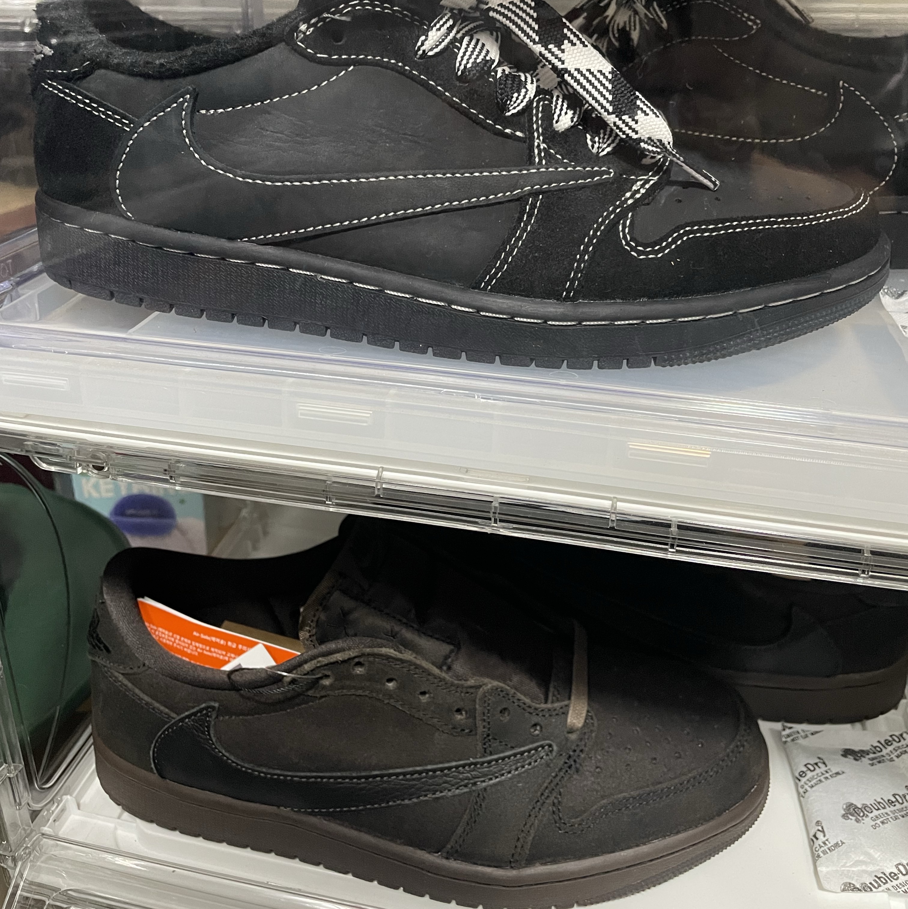Jordan 1 x Travis Scott Retro Low OG SP Velvet Brown and Dark Mocha, Jordan 1 x Travis Scott Retro Low OG SP Black Phantom 착용 스타일 - 4