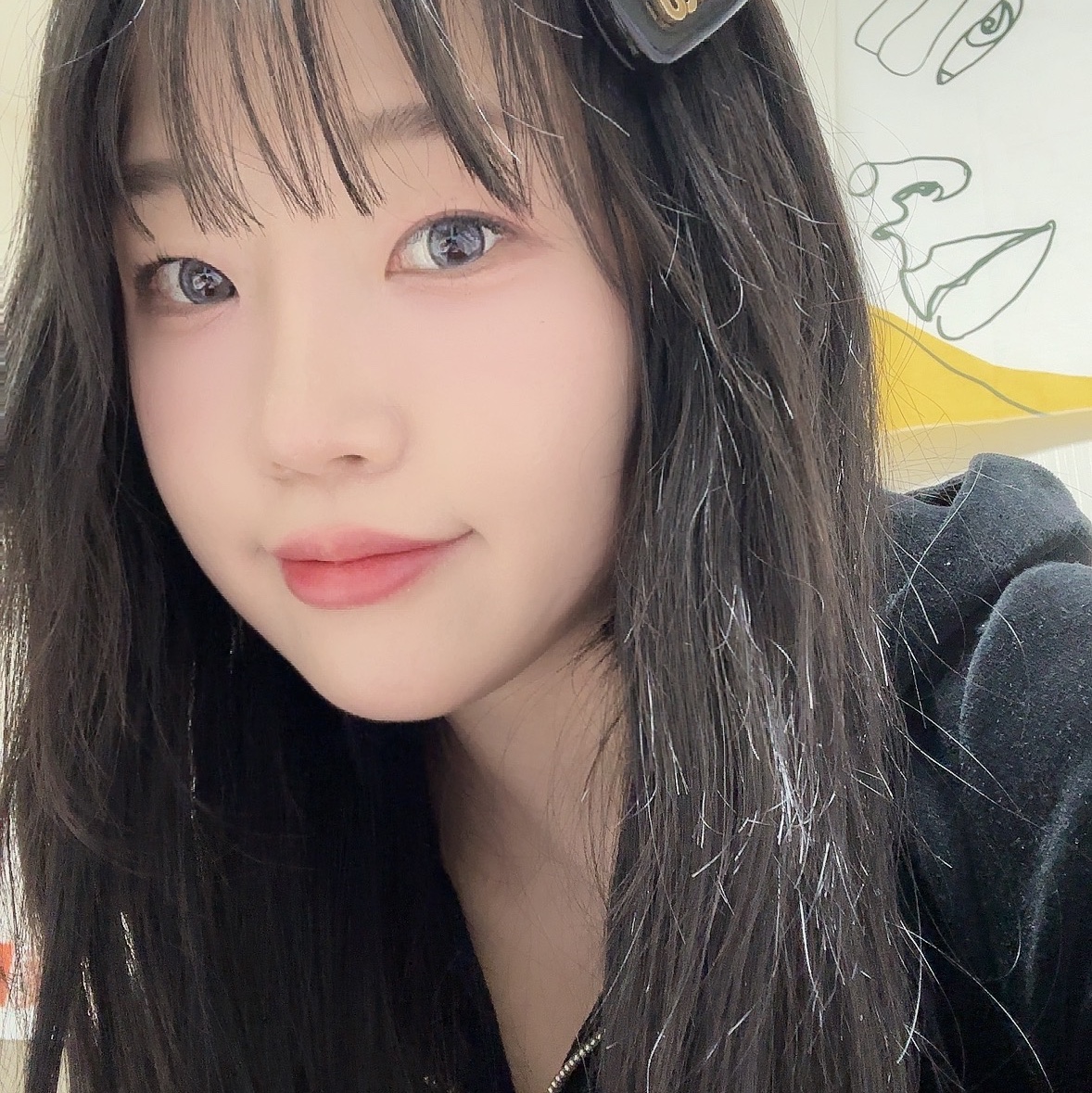 (W) Miu Miu Patent Leather Hair Clip Black 착용 스타일 - 2