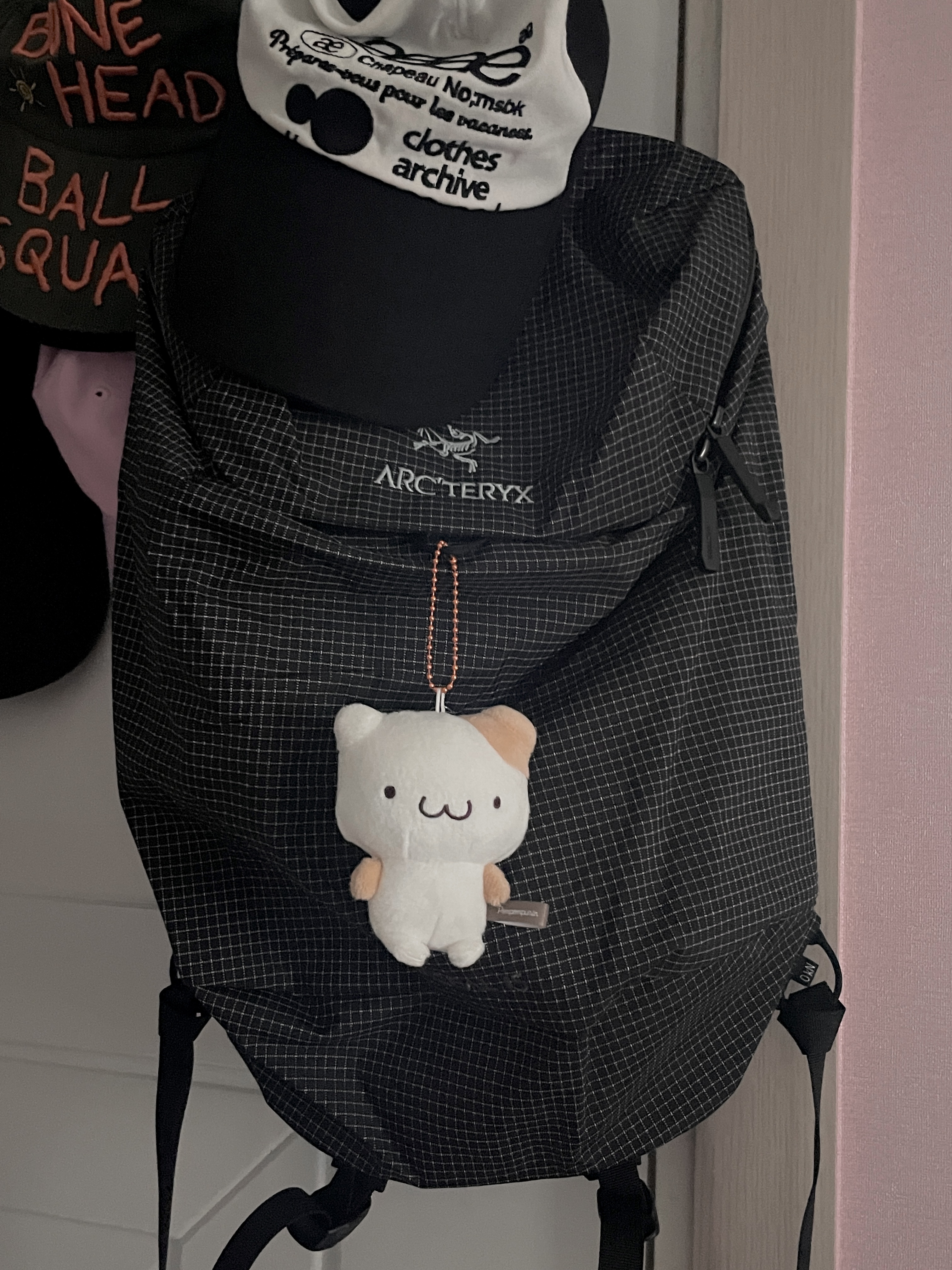 Arc'teryx Konseal 15 Backpack Black, IAB Studio Hoodie Black 착용 스타일 - 2