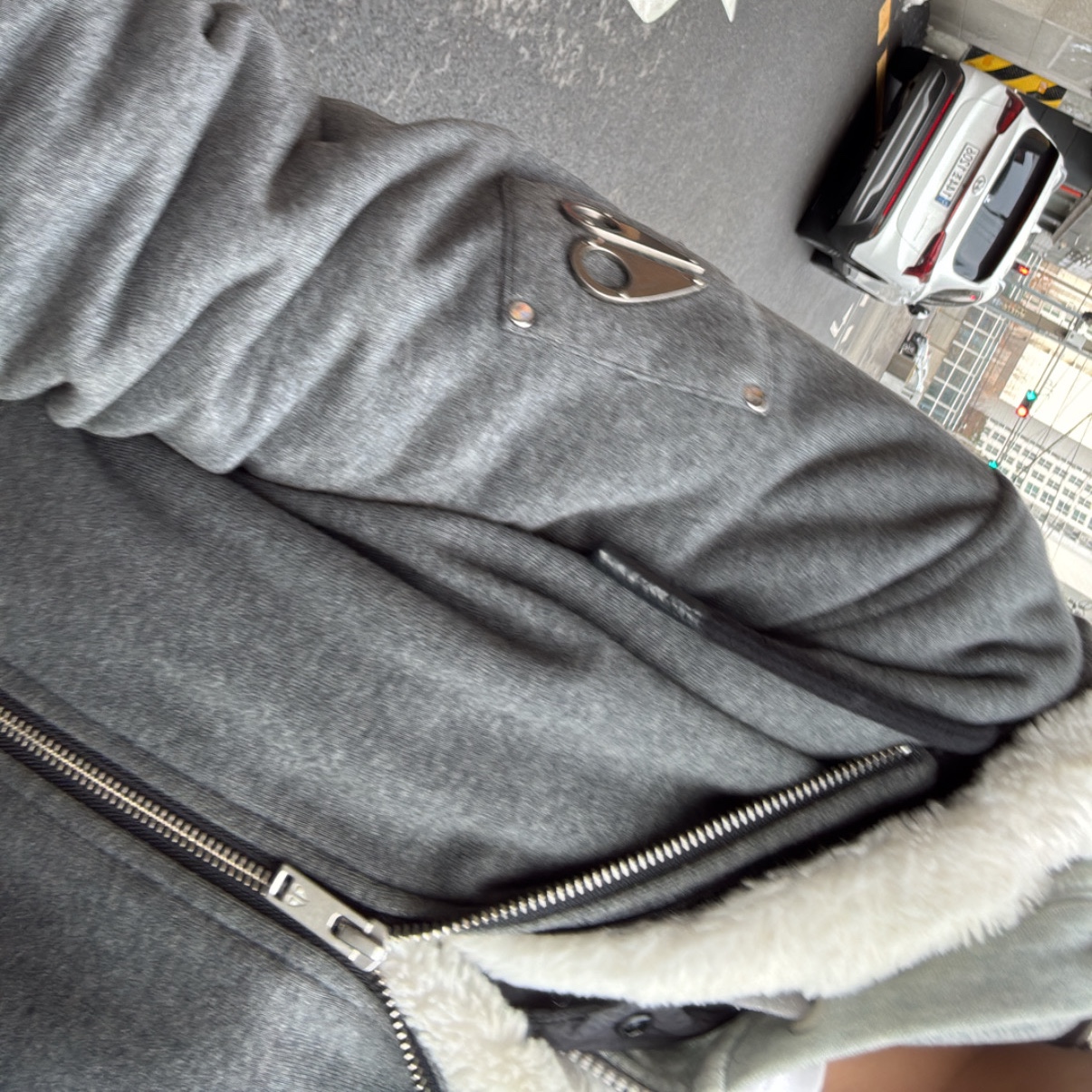 Moose Knuckles Classic Bunny 3 White Lining Zip Hoodie Charcoal - 22FW 착용 스타일
