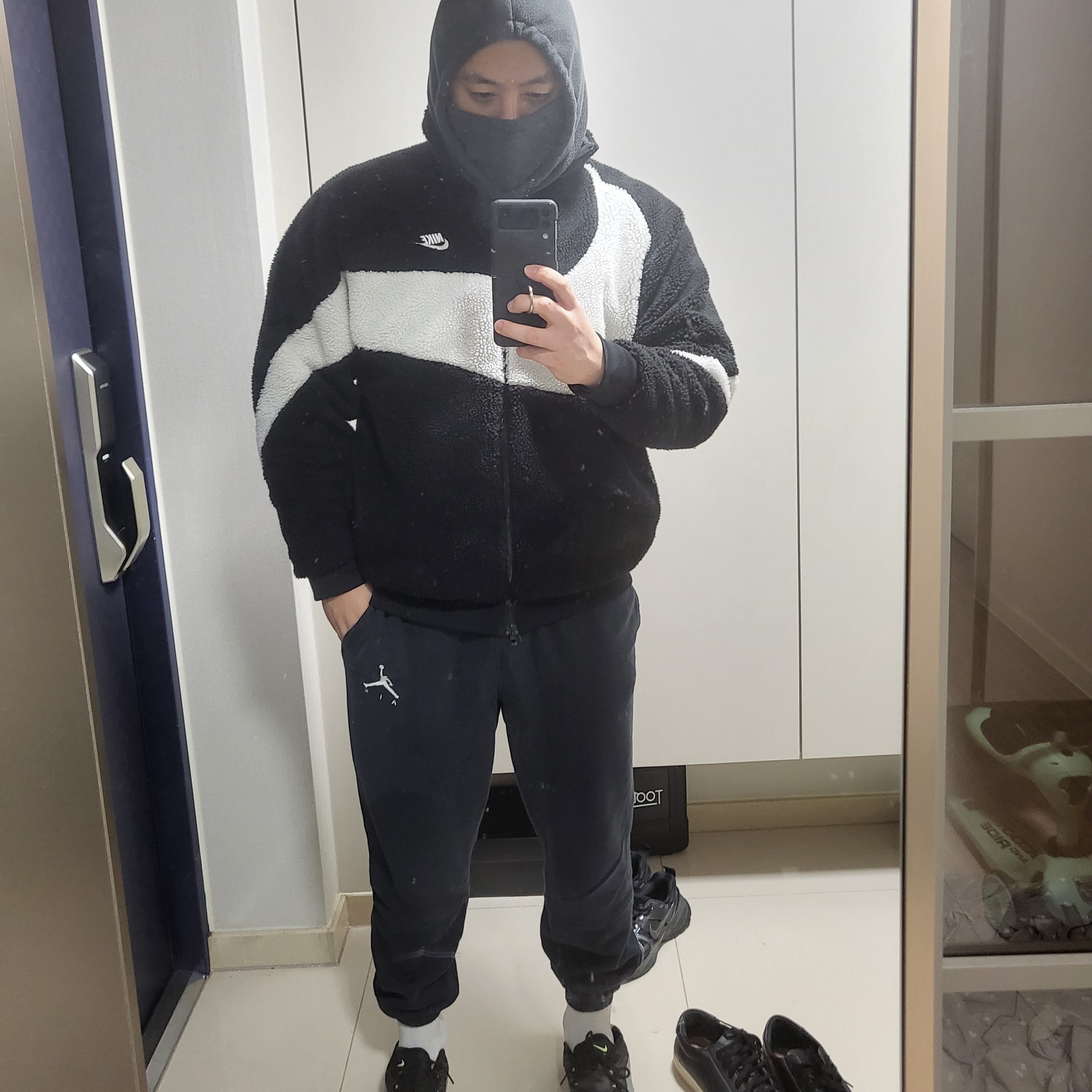Nike Big Swoosh Full Zip Jacket Black Sail 착용 스타일