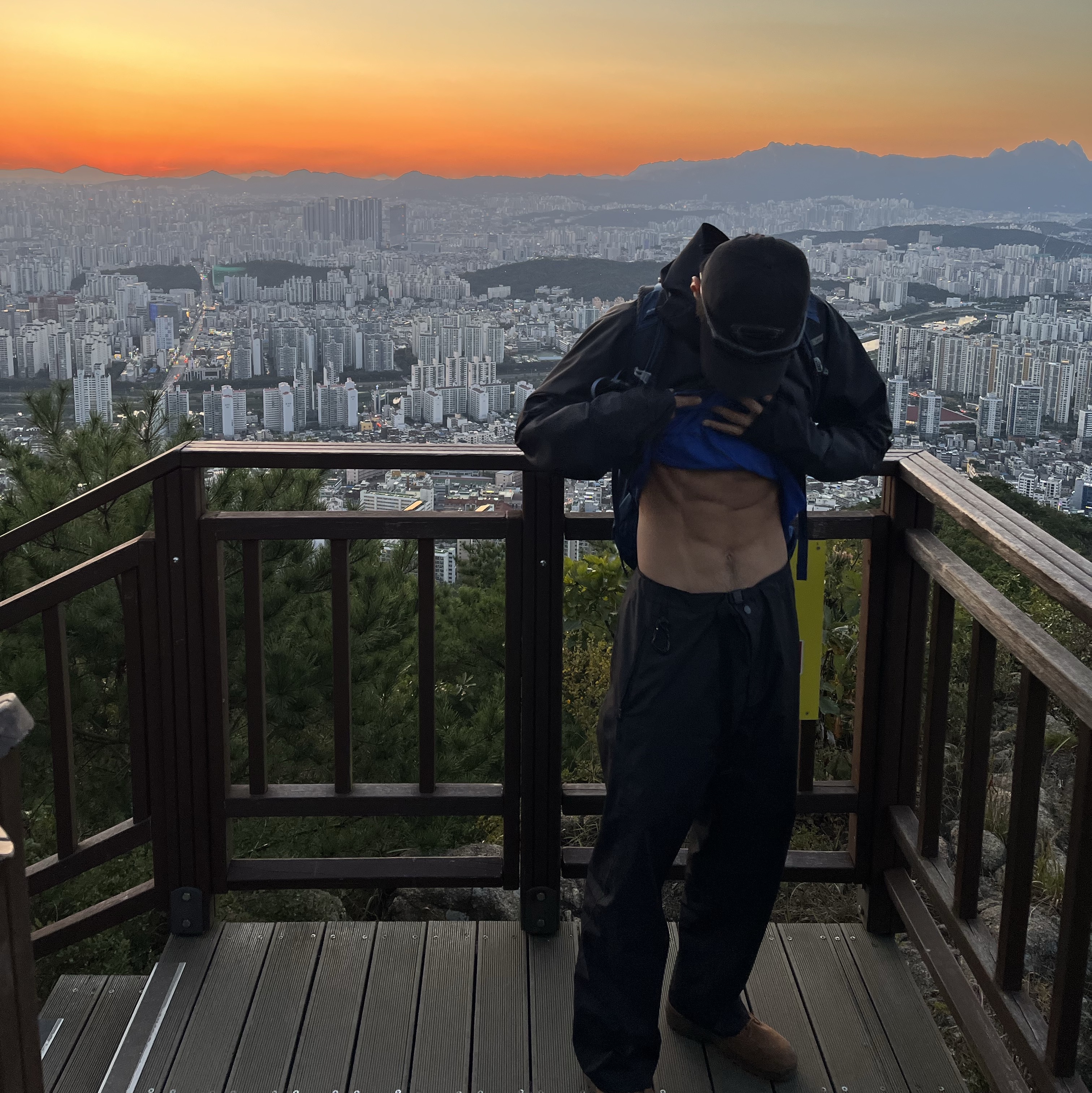 Arc'teryx Zeta SL Jacket Black, Mischief Rhombus Ball Cap Black 착용 스타일