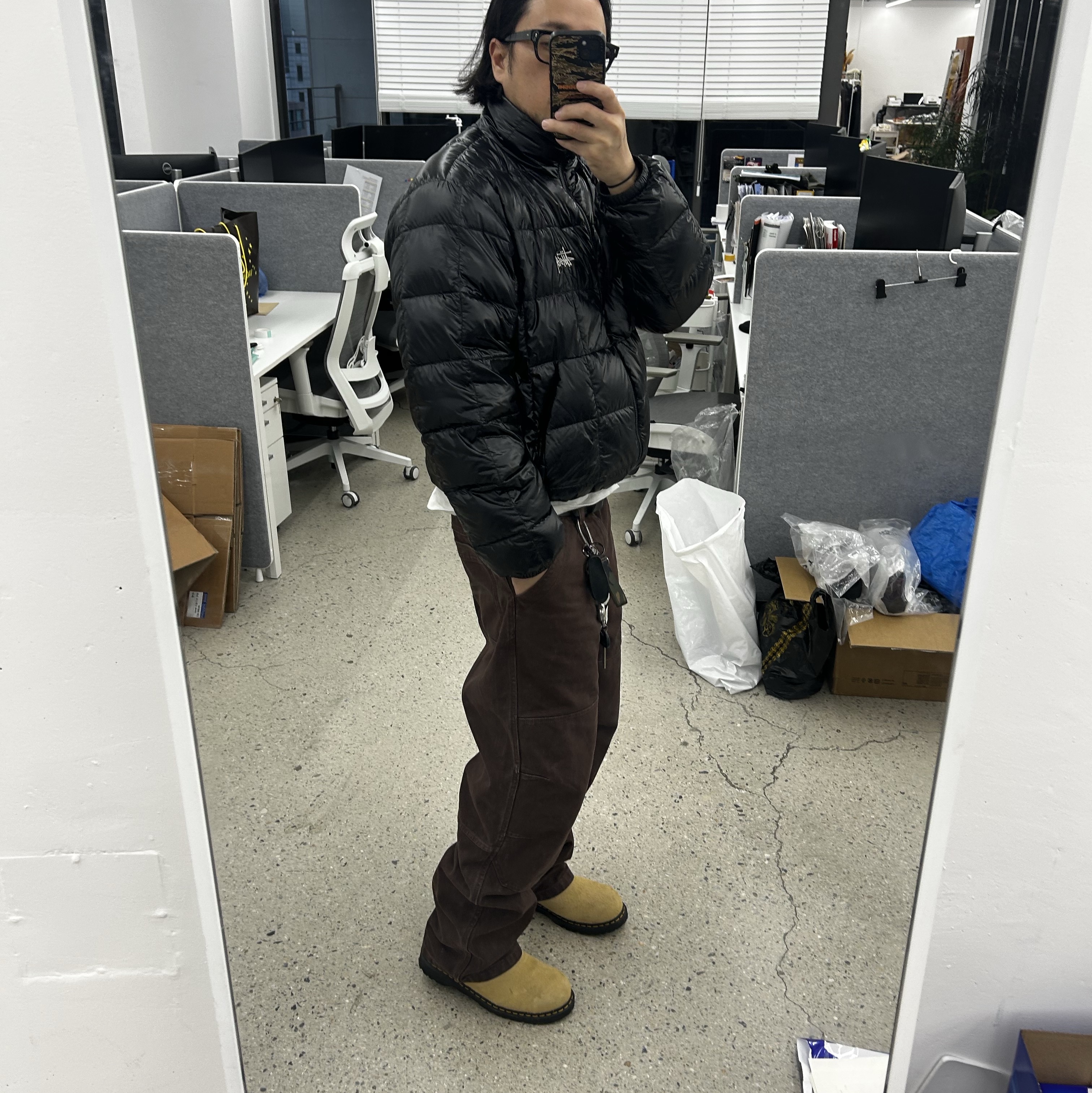 Stussy Midweight Puffer Black, Dr. Martens x Stussy 2295 Decon Sand Hairy Suede Boots Tan 착용 스타일 - 1