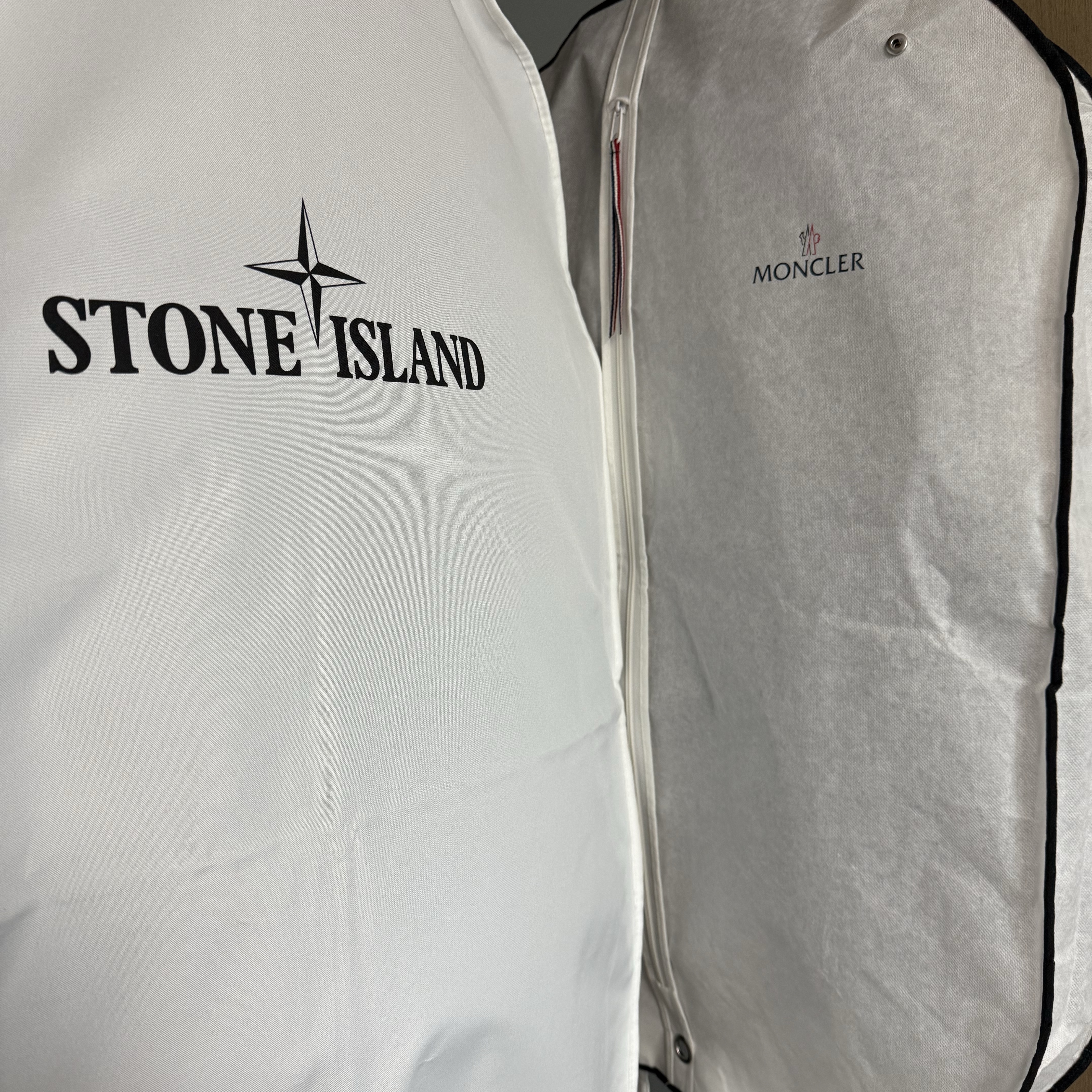Moncler Maya Short Down Jacket Black - 24FW, Stone Island 43028 Seamless Tunnel Nylon Down-TC Anti Drop Down Blouson Black - 24FW 착용 스타일 - 3