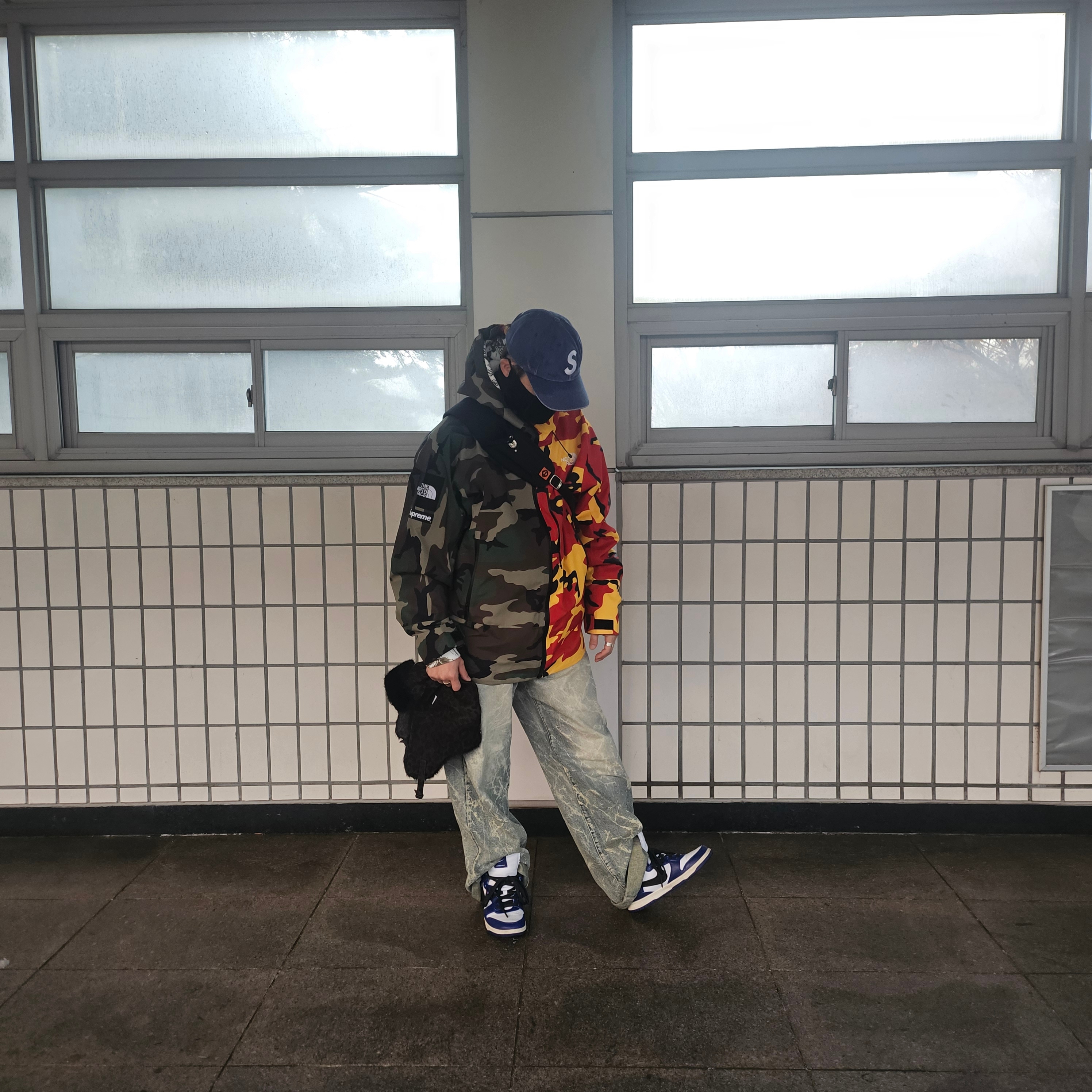 Supreme Pigment Canvas S Logo 6-Panel Navy - 23SS, Supreme x The North Face Split Taped Seam Shell Jacket Camo - 24SS 착용 스타일 - 1