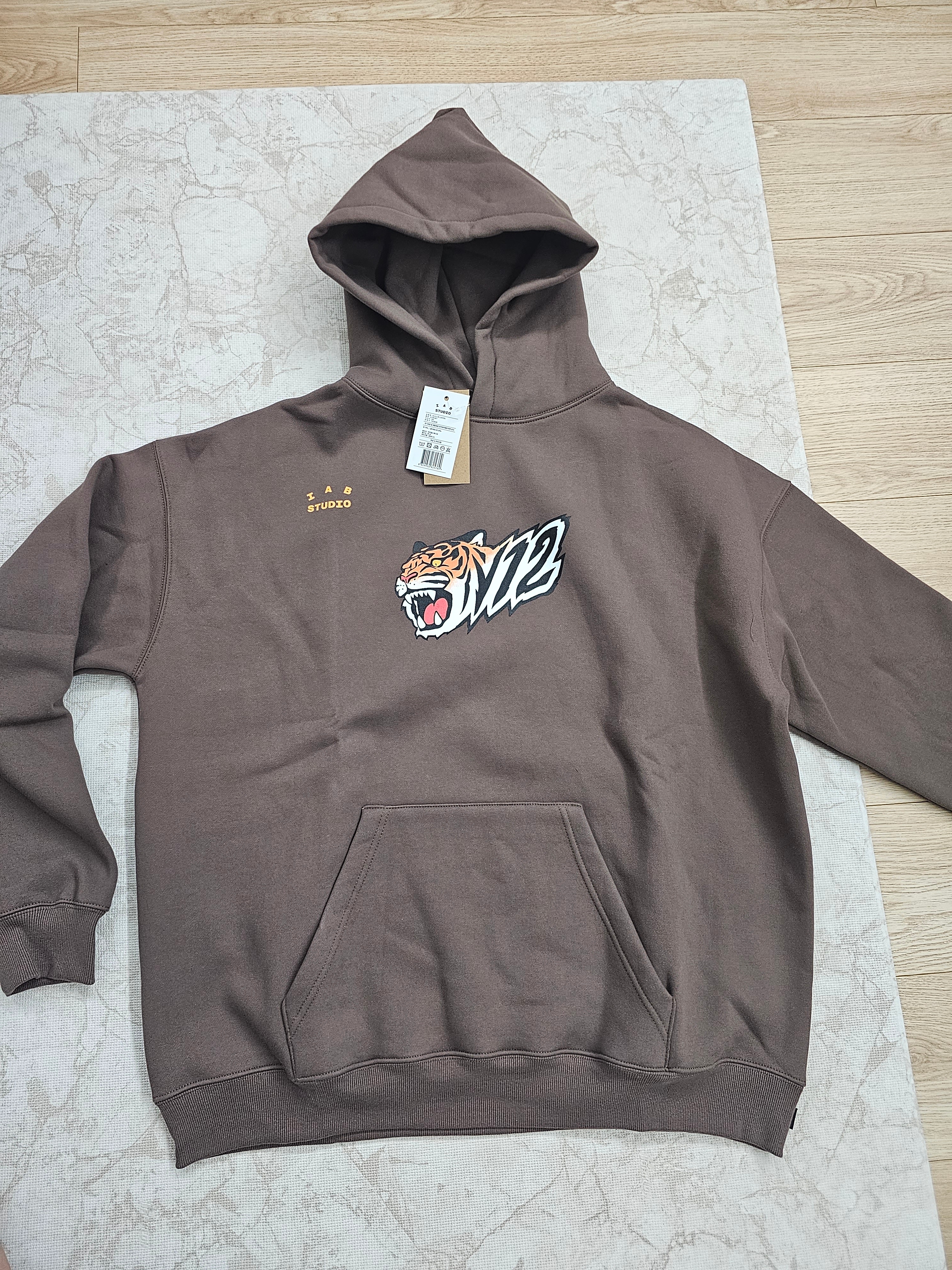 Kia Tigers x IAB Studio V12 Hoodie Brown 착용 스타일 - 4