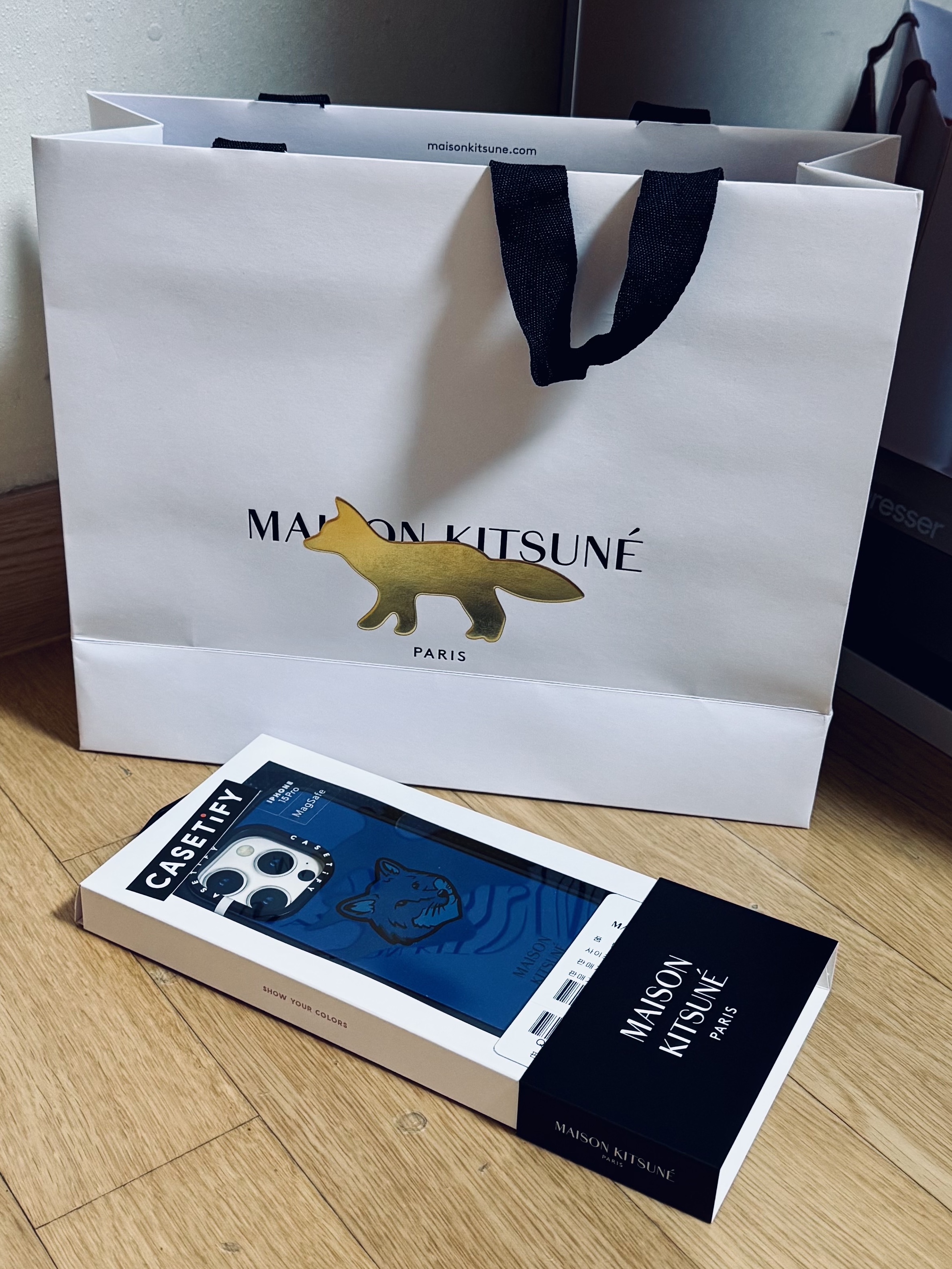 Casetify x Maison Kitsune iPhone Celestial Blue Magsafe Impact Case Matte Black 착용 스타일