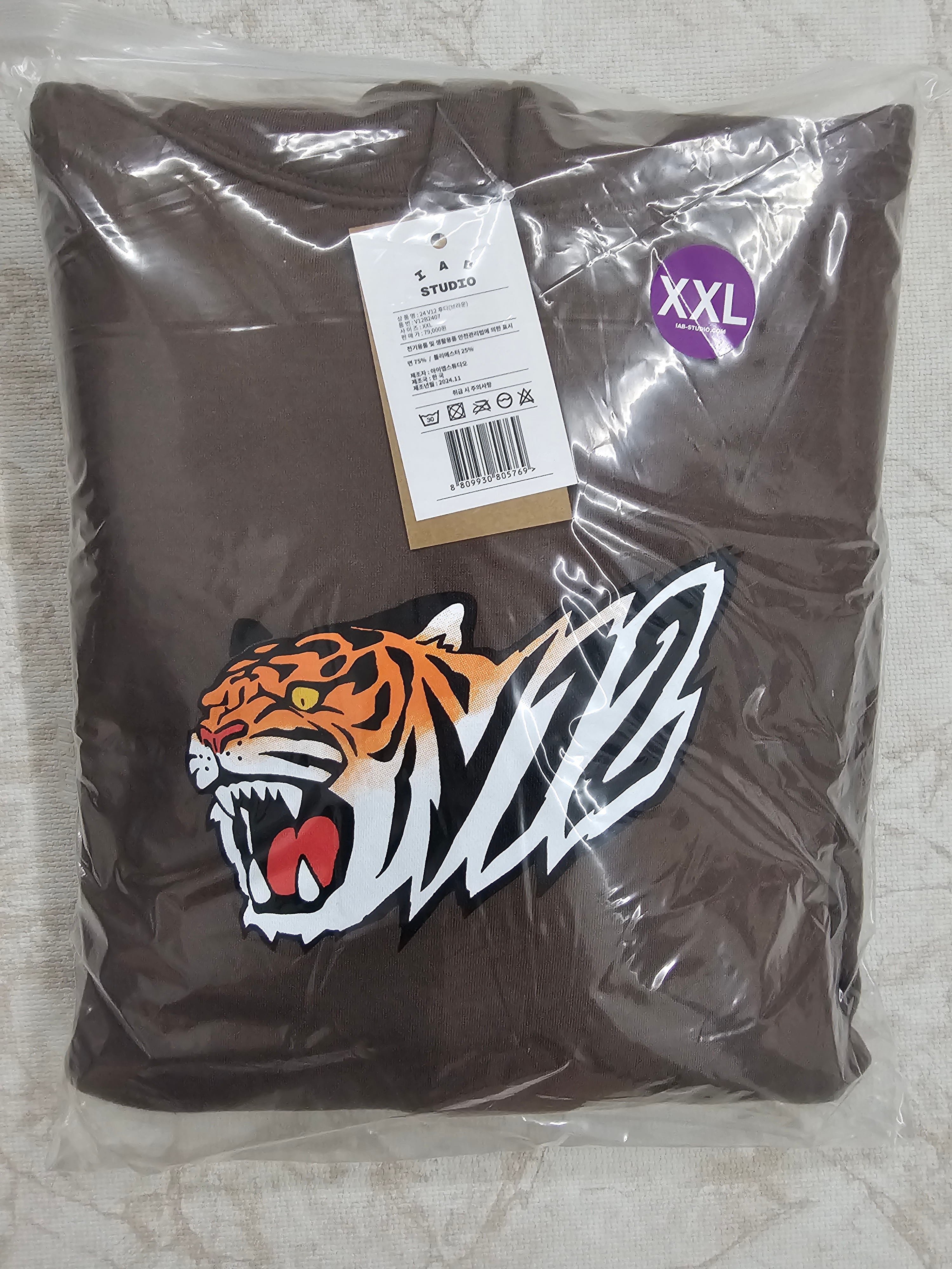 Kia Tigers x IAB Studio V12 Hoodie Brown 착용 스타일 - 5