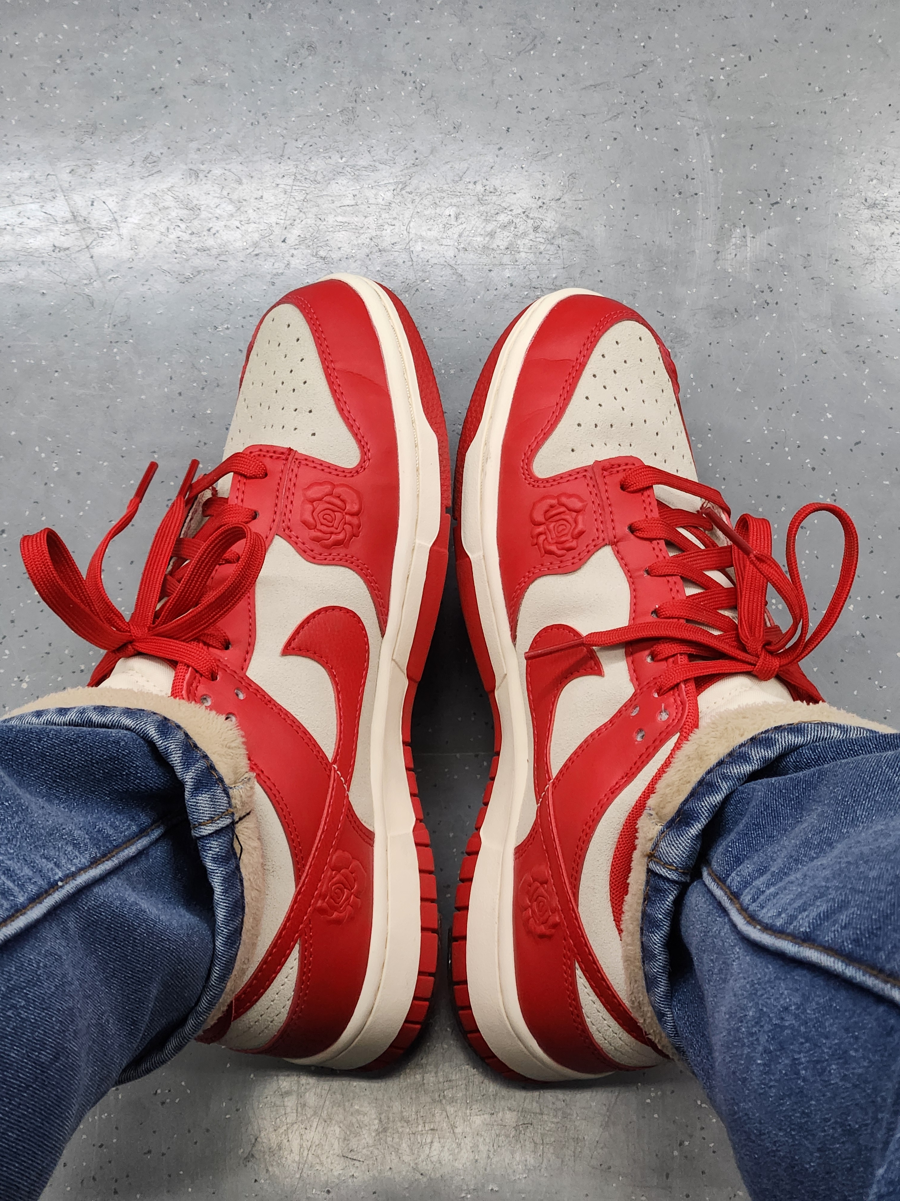 (W) Nike Dunk Low Red Roses Coconut Milk University Red, Jordan 1 Retro High OG Black Toe 착용 스타일 - 1