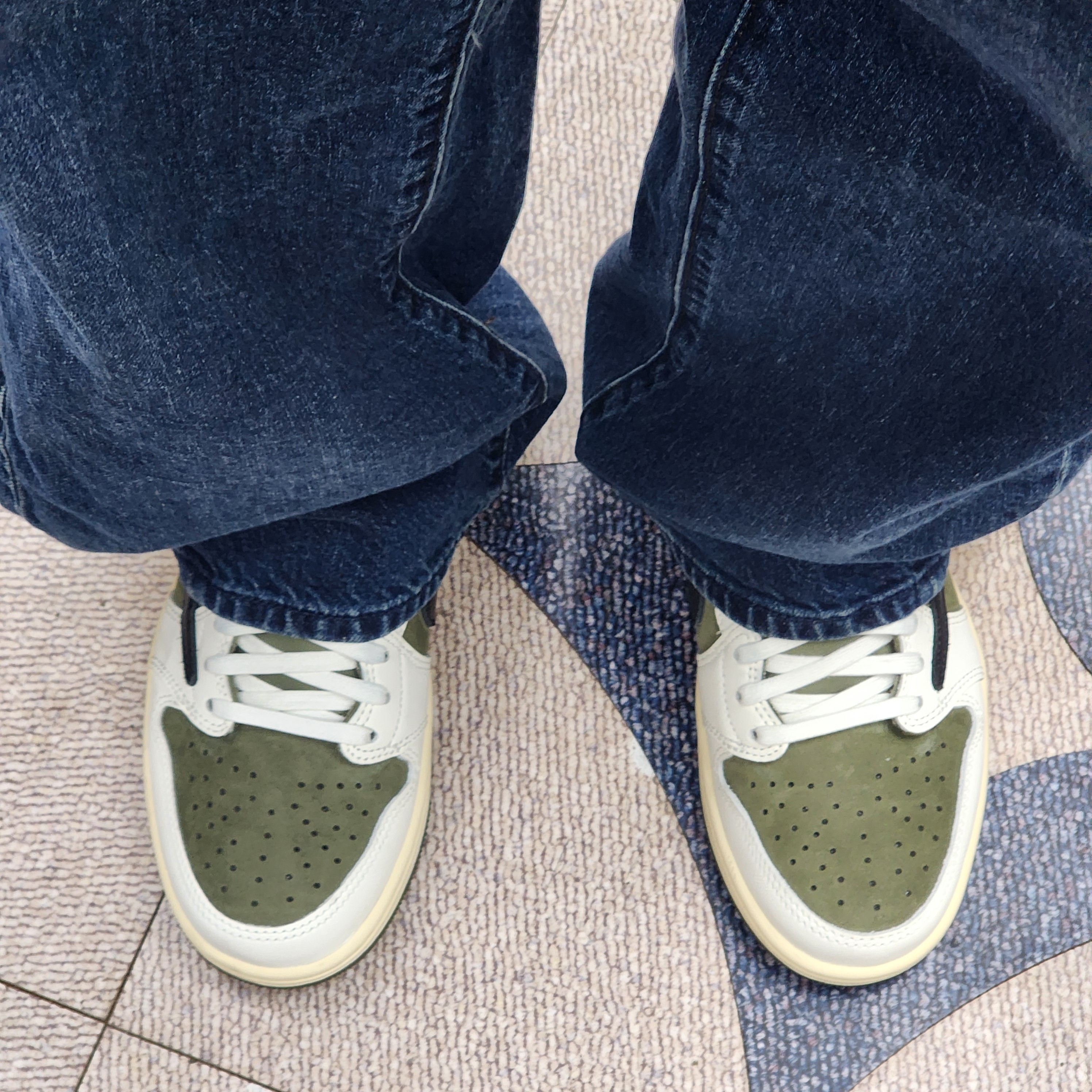 Jordan 1 x Travis Scott Retro Low OG SP Reverse Olive 착용 스타일