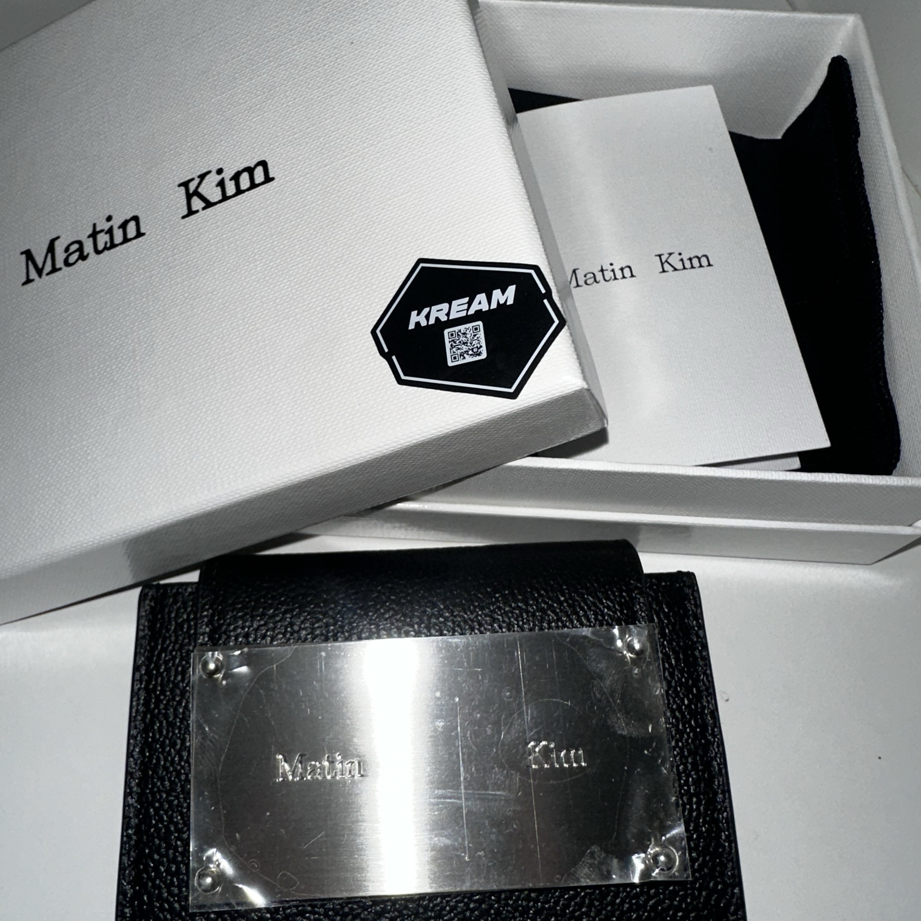 Matin Kim Accordion Wallet Black 착용 스타일
