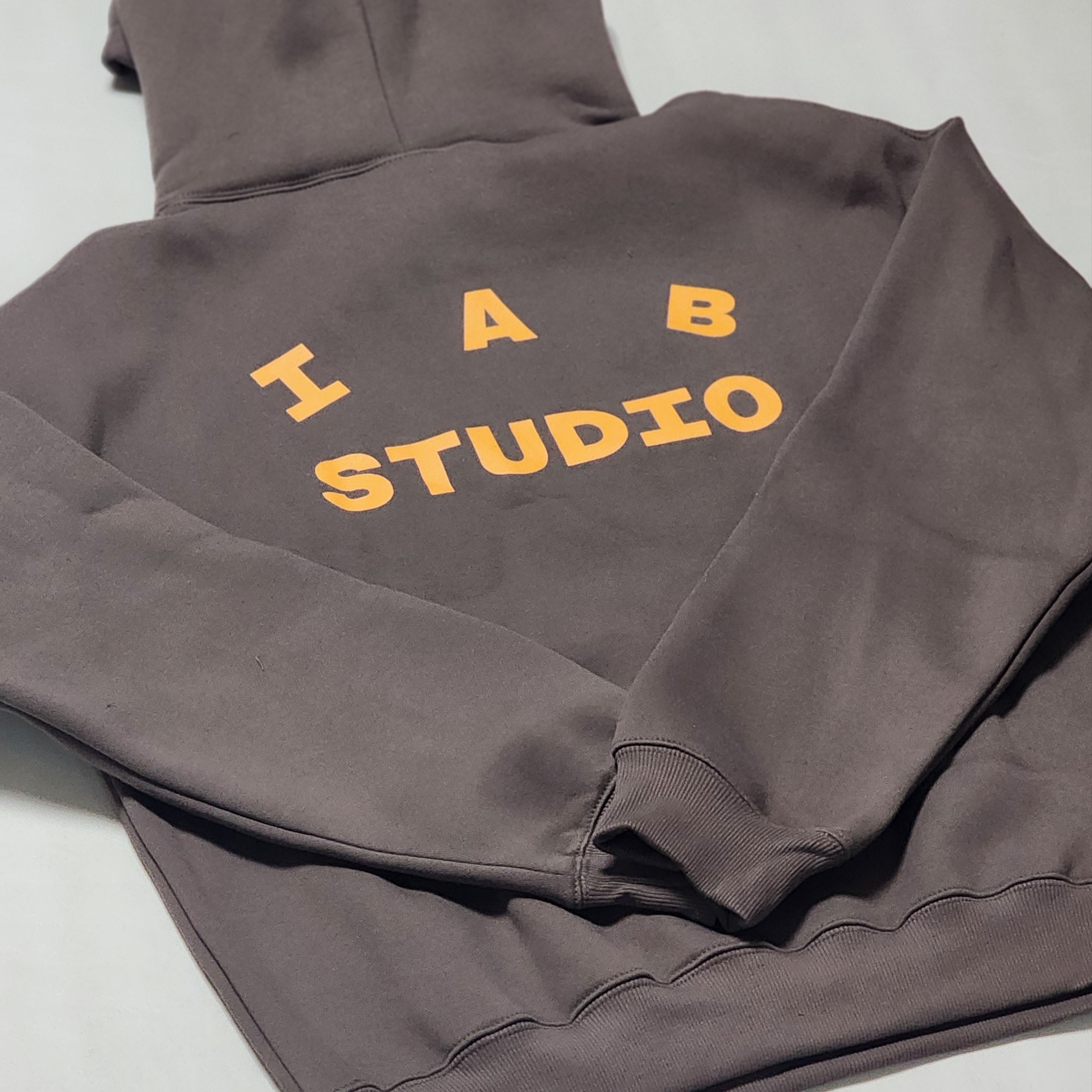Kia Tigers x IAB Studio V12 Hoodie Brown 착용 스타일