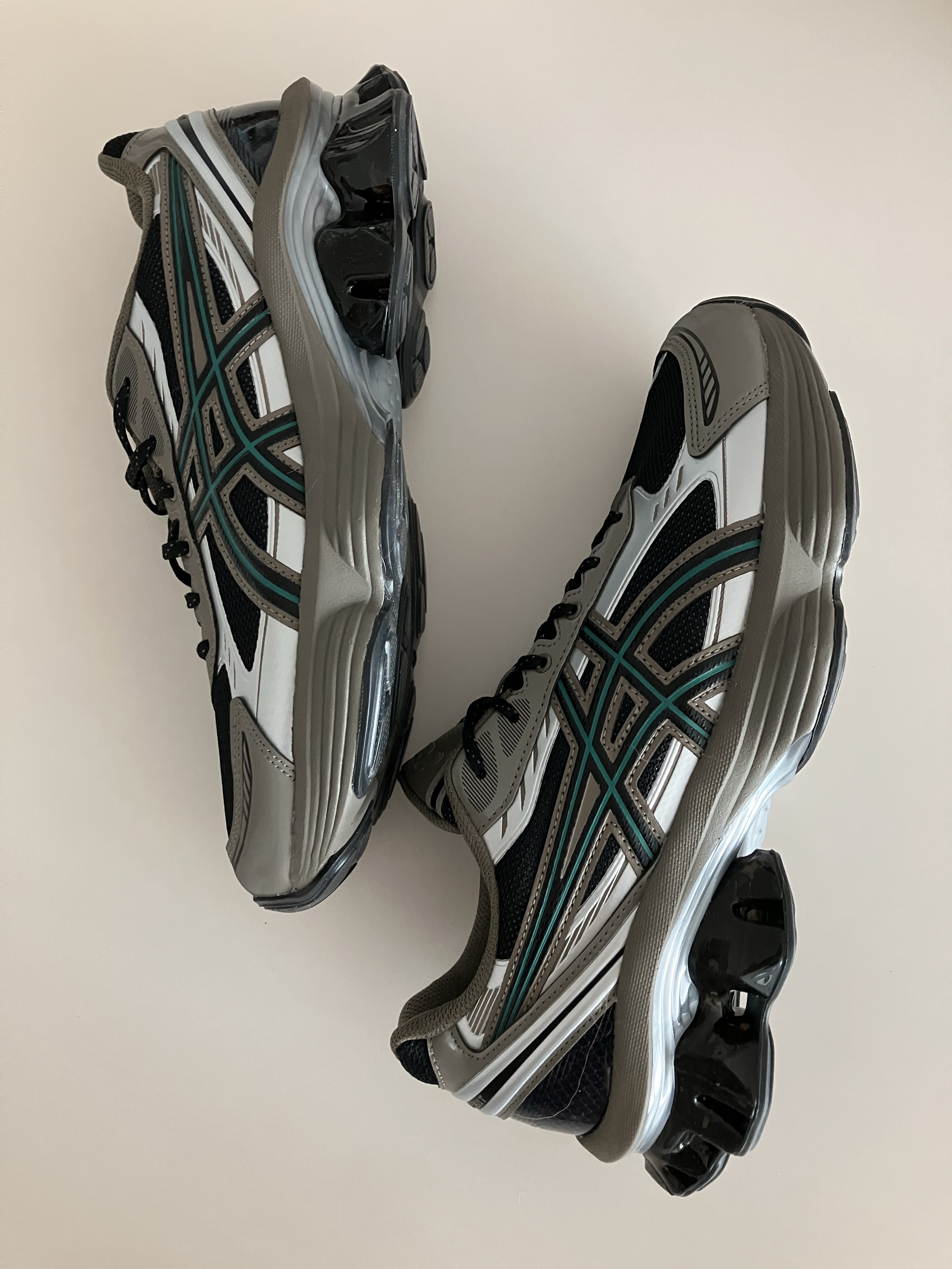 Asics Gel-Kinetic Fluent Black Dark Taupe 착용 스타일
