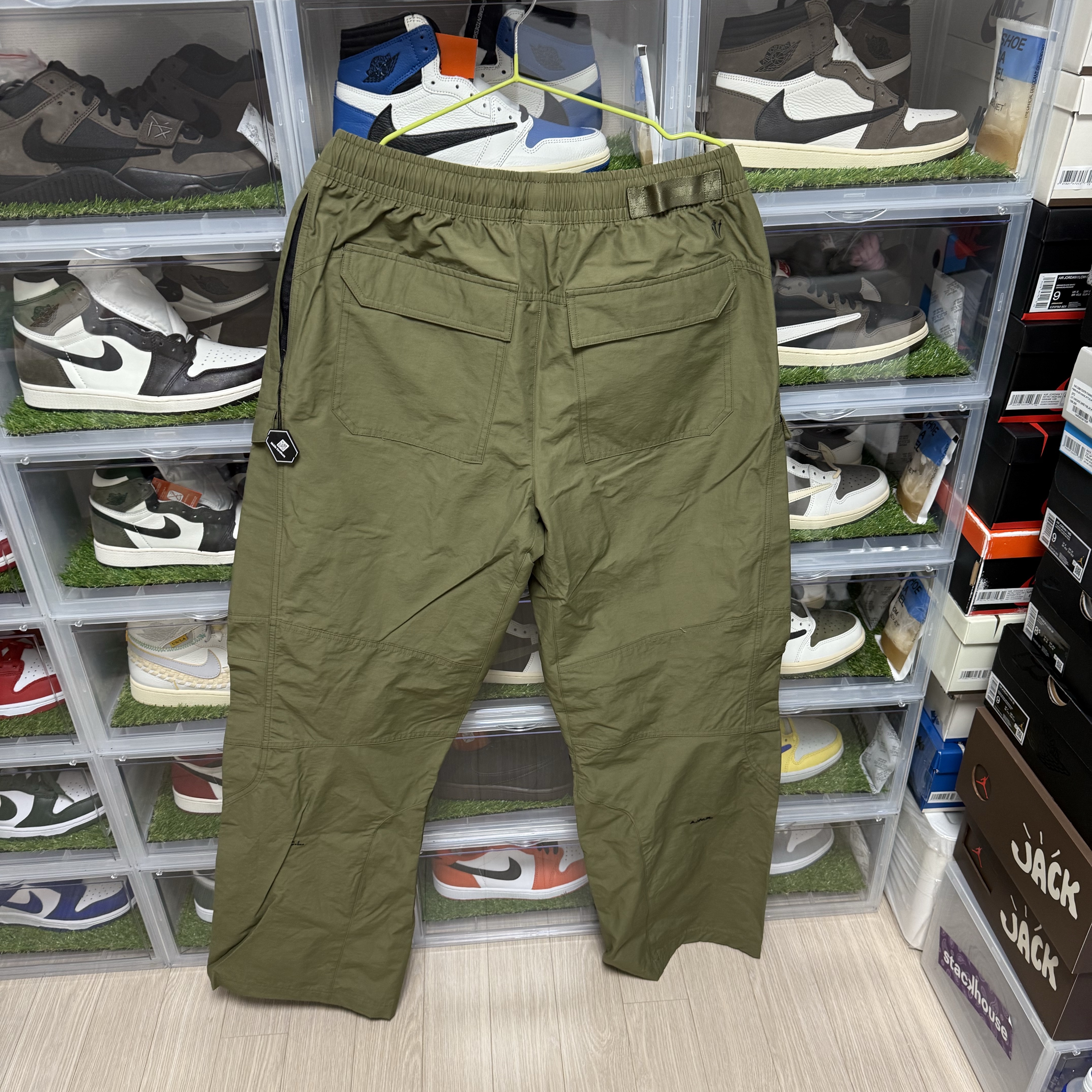 Nike x Drake Nocta Opal Tito Neeks Cargo Pants Medium Olive (FZ0910-222) 착용 스타일 - 1