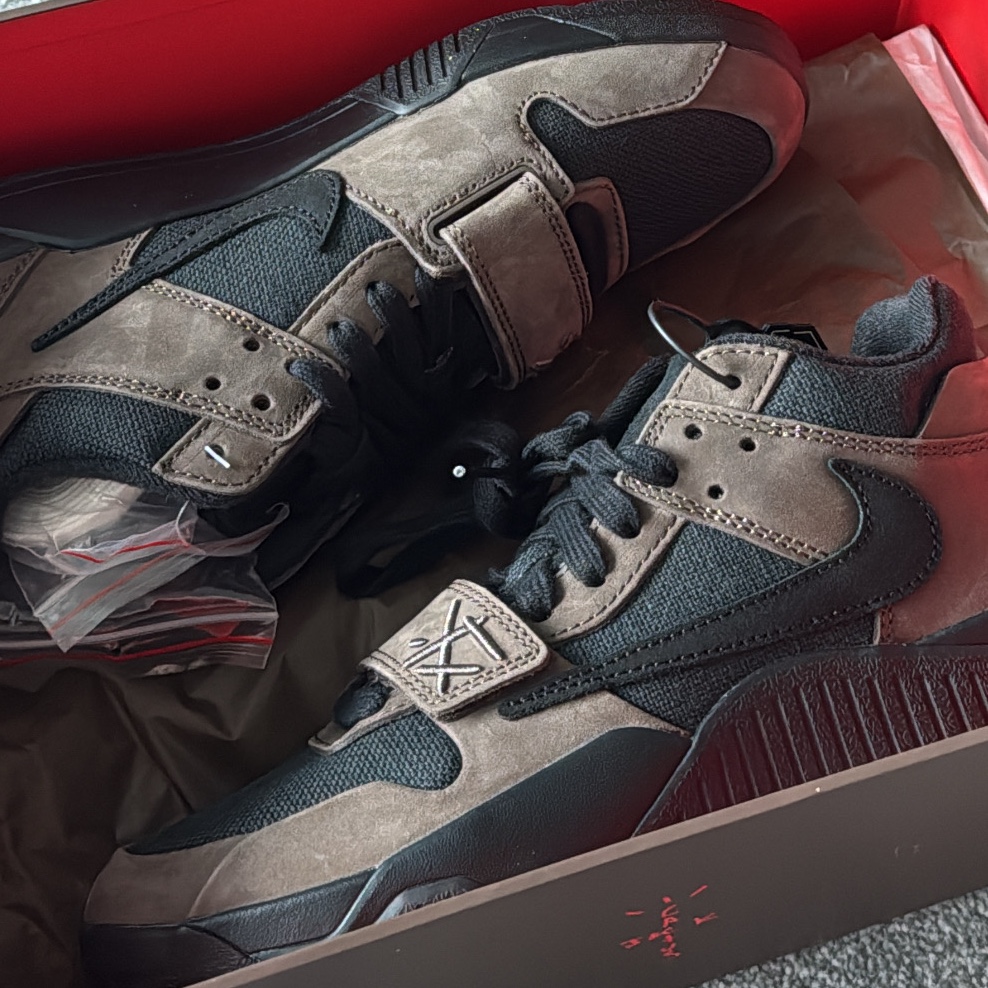 Jordan x Travis Scott Jumpman Jack TR Black and Dark Mocha 착용 스타일